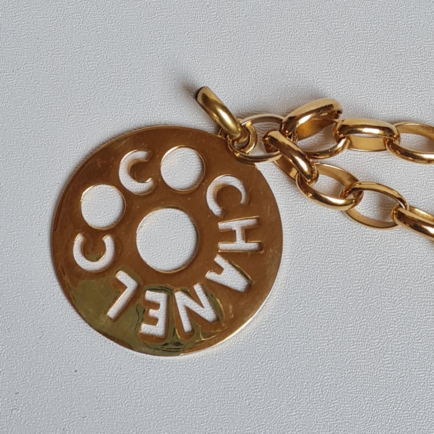 Vintage Chanel Gold Logo-Halskette mit Ausschnitt-Anhänger im Angebot 1