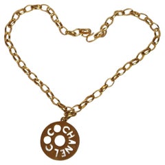 Vintage Chanel Gold Logo-Halskette mit Ausschnitt-Anhänger