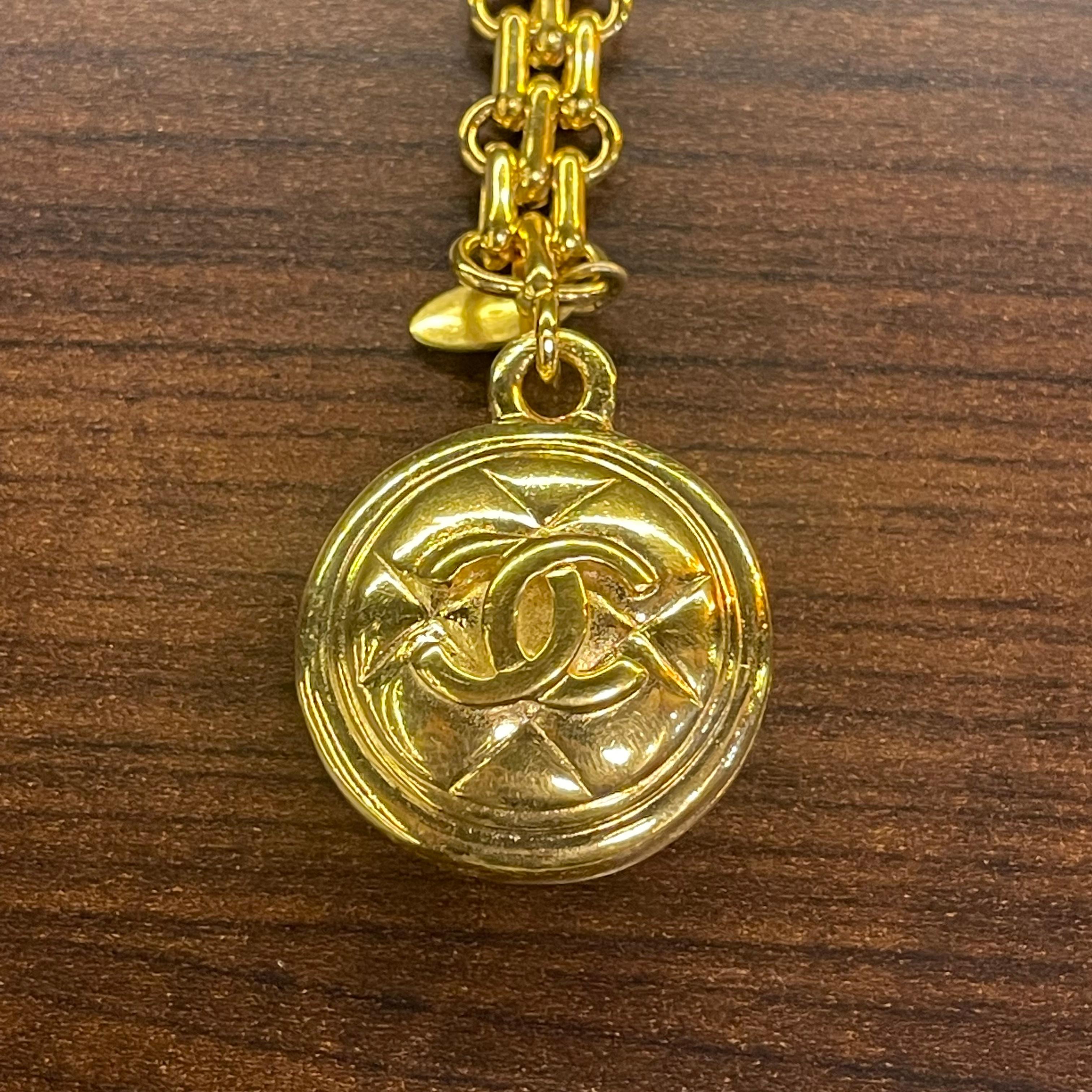 Beautiful chanel gold bag charm. Diameter 3 cm. Charm only. Overall very good condition. Example of usage on bags on the picture reference.