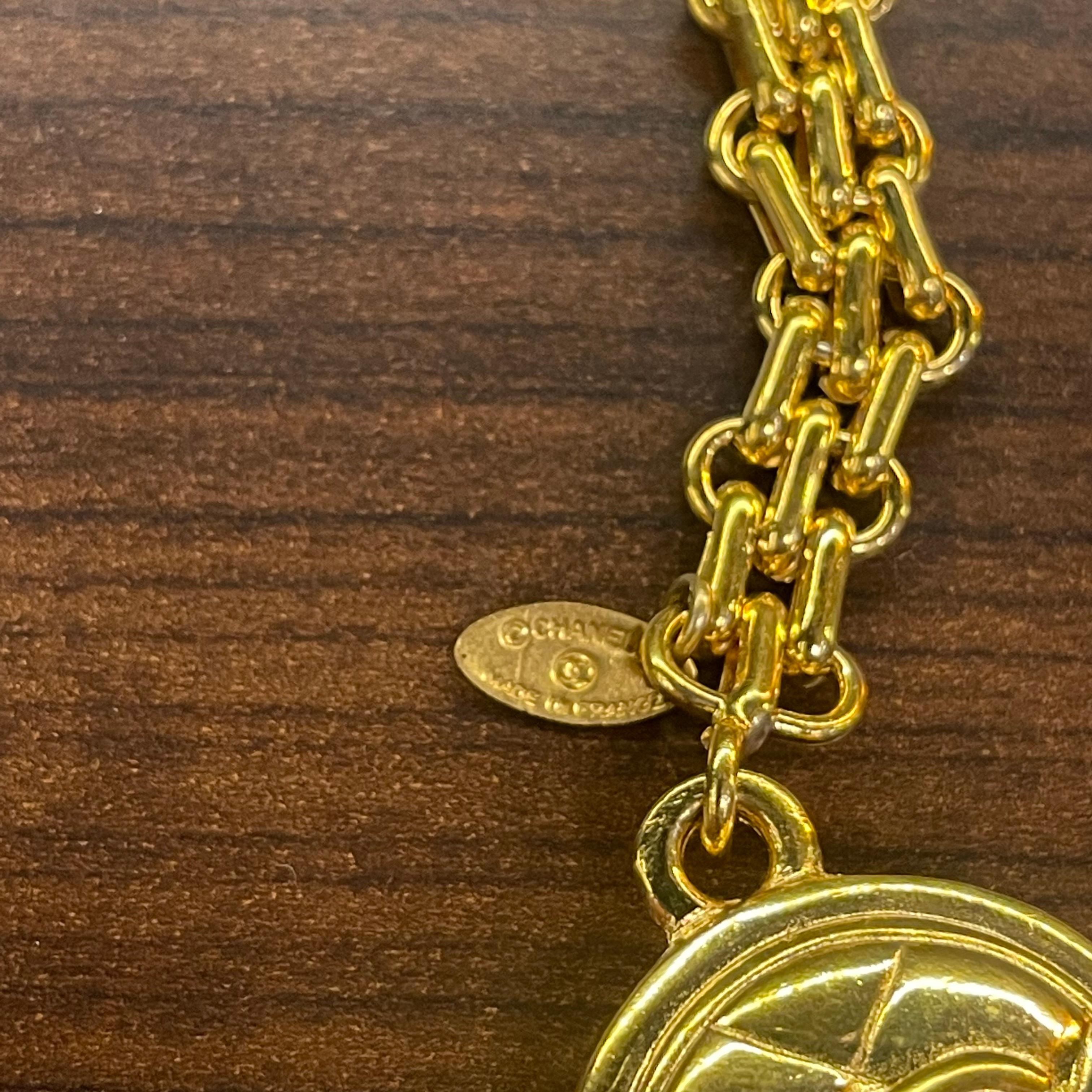 Chanel Breloque de sac médaillon doré vintage Unisexe en vente