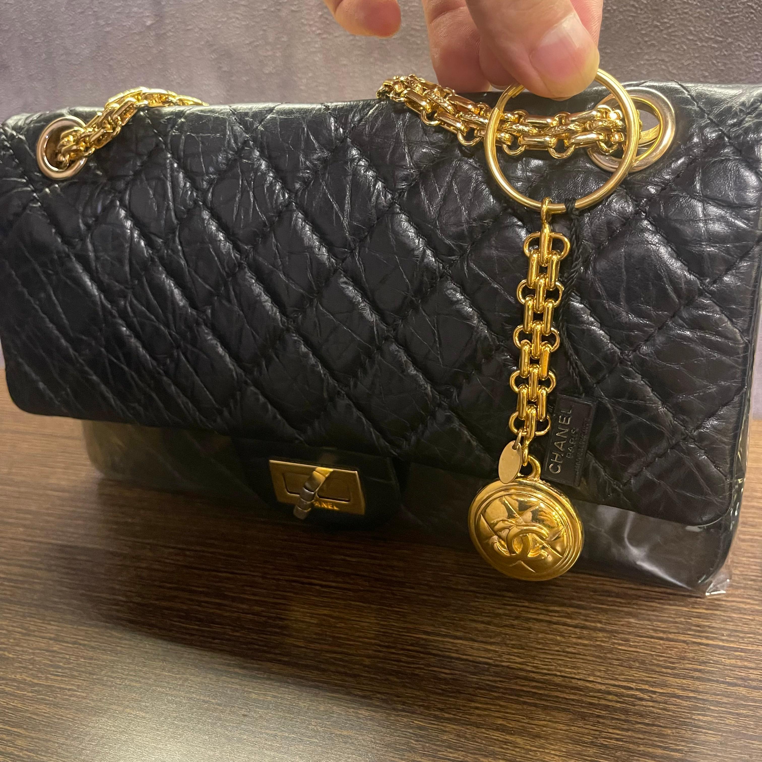 Chanel Breloque de sac médaillon doré vintage en vente 1