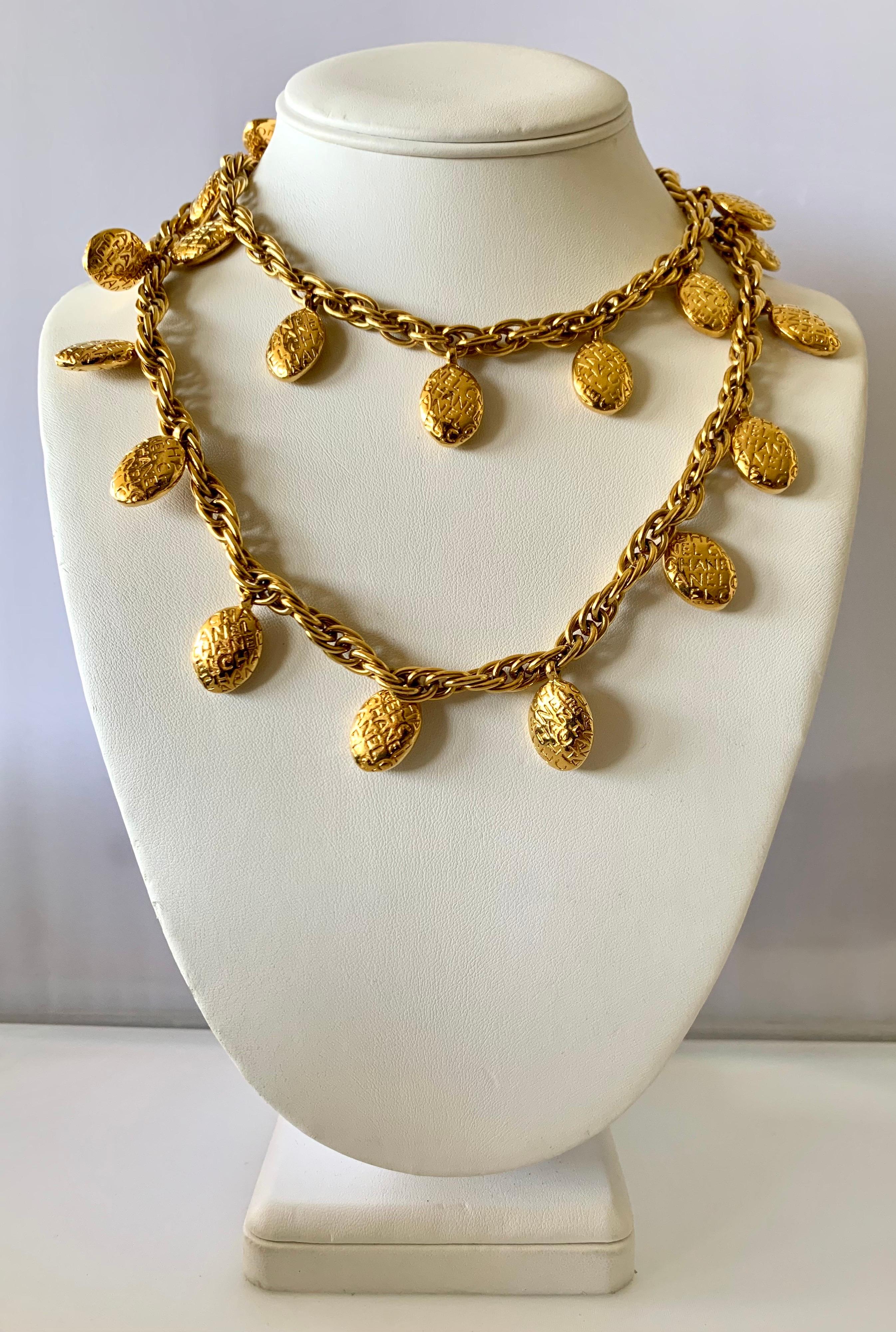 Exceptional vintage Chanel statement necklace comprised out of a thick gilt 