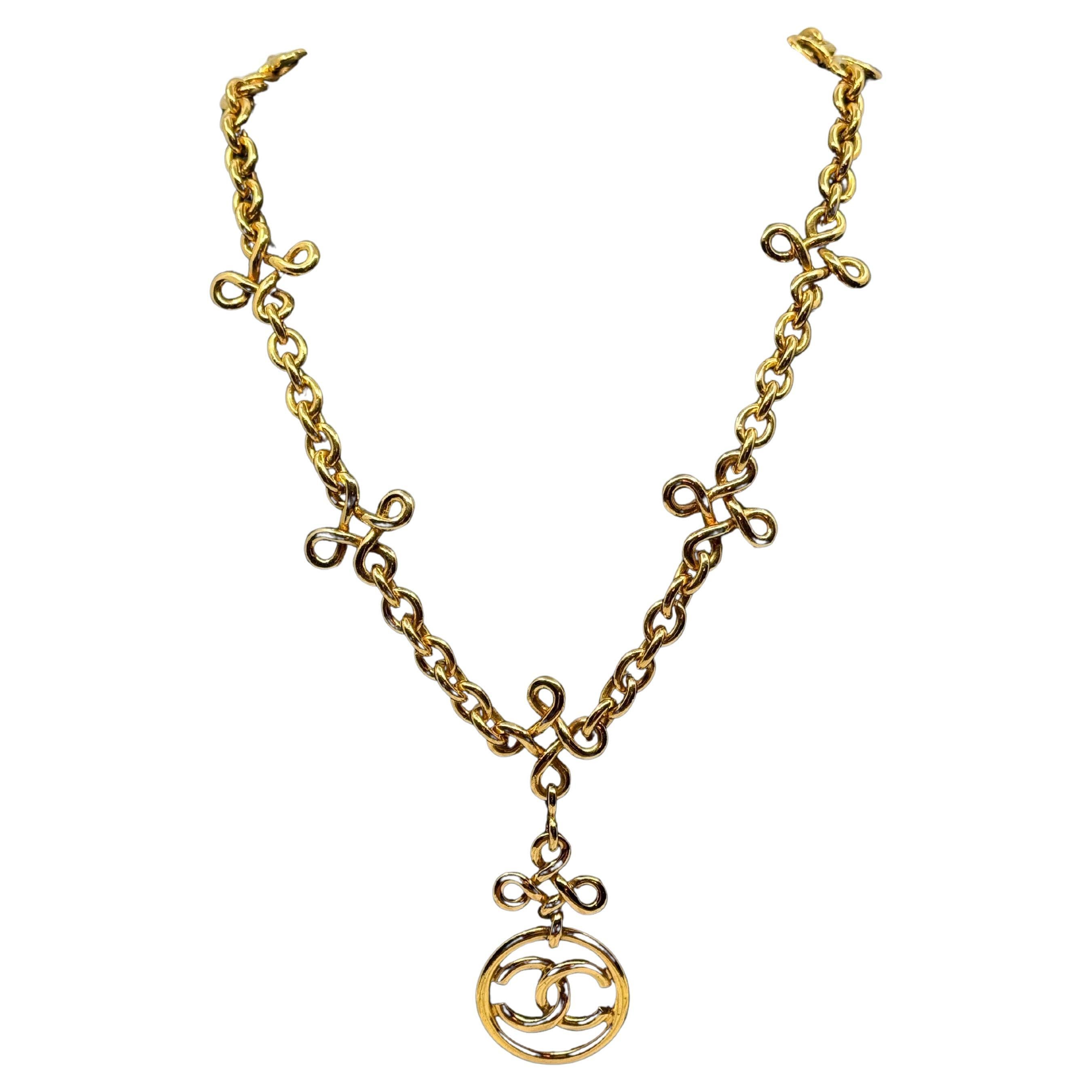 Collar colgante vintage Chanel chapado en oro CC Infinito, 1993 en venta
