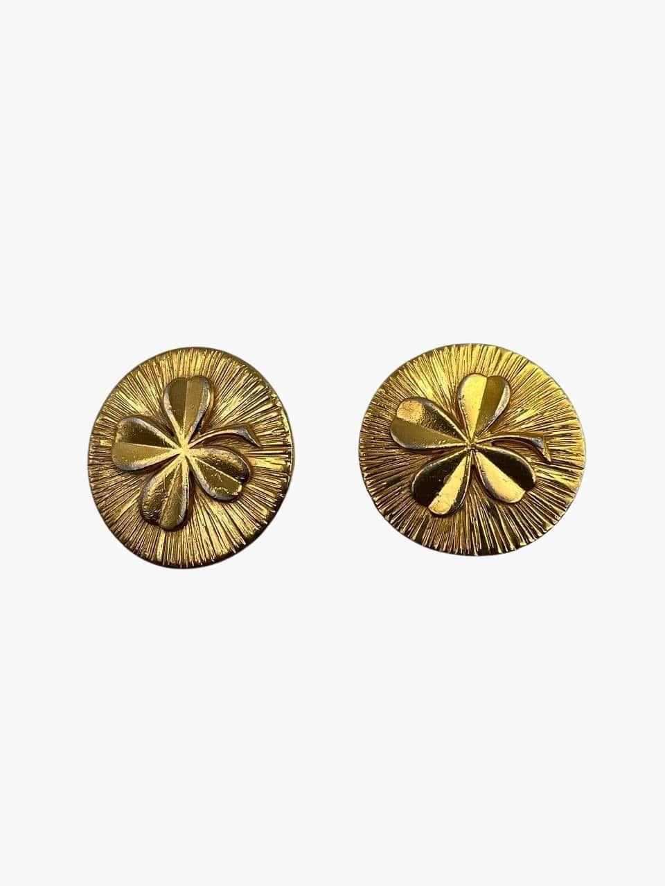 Vintage Chanel gold plated clip-on earrings featuring the four leaf clover, one of Gabrielle Chanel’s lucky charms.

Signed. Chanel. 
Period: 1970s
Diameter: 3,5cm
Condition: very good. Light signs of time throughout metal and scratches at the