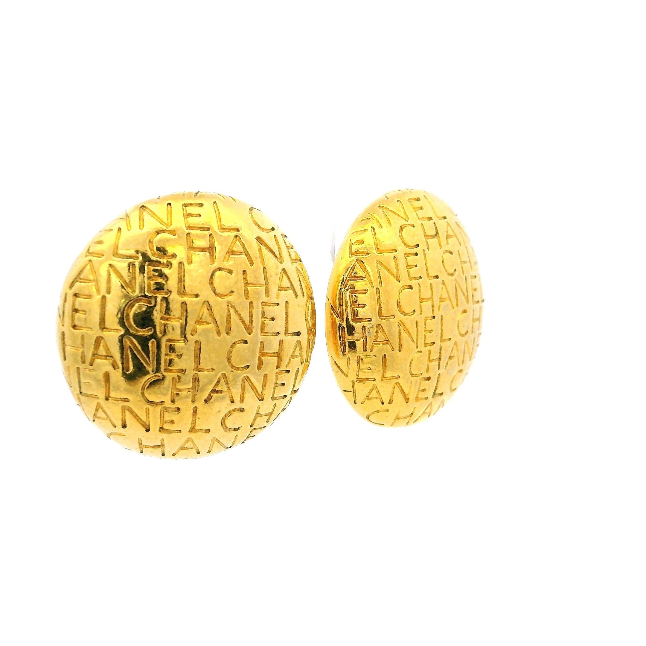 Contemporaneo Orecchini a clip Chanel placcati in oro con logo in rilievo, anni '90, 1,2 pollici in vendita