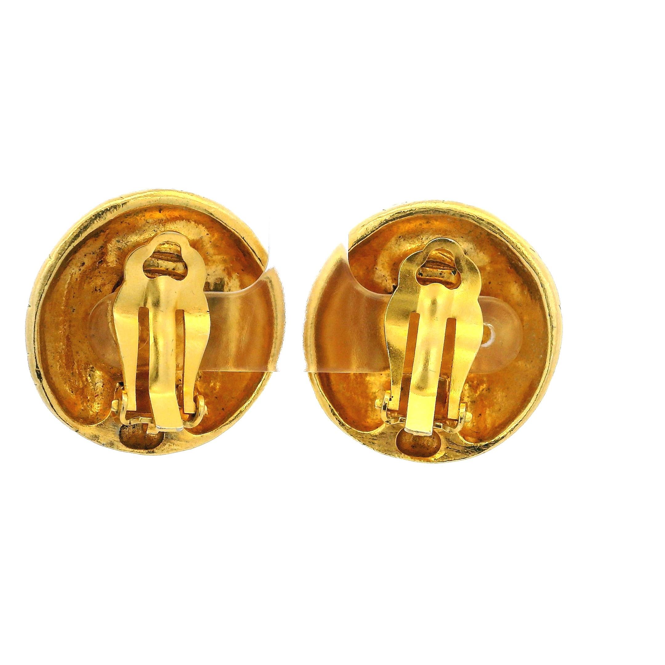 Orecchini a clip Chanel placcati in oro con logo in rilievo, anni '90, 1,2 pollici In condizioni ottime in vendita a Miami, FL