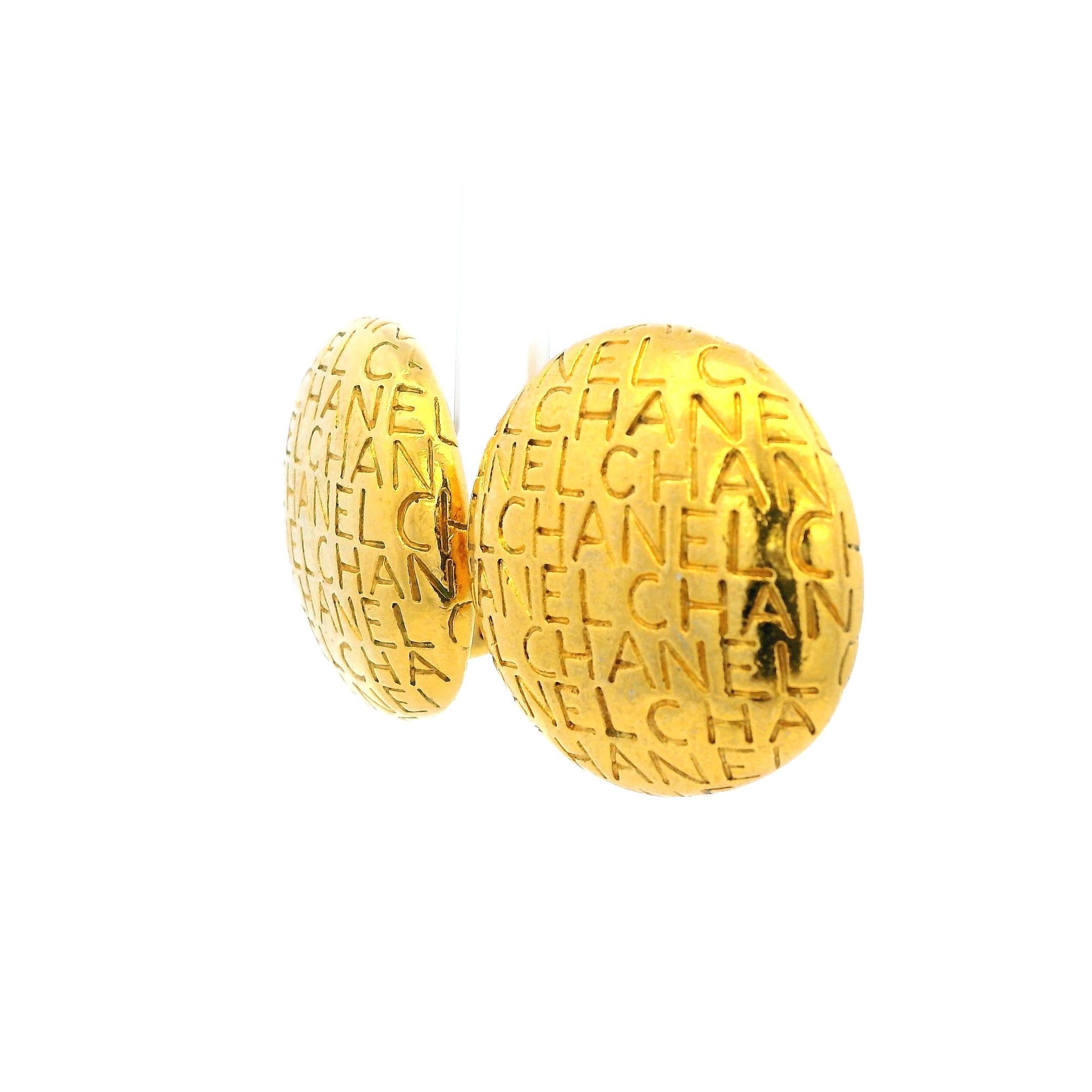 Donna Orecchini a clip Chanel placcati in oro con logo in rilievo, anni '90, 1,2 pollici in vendita