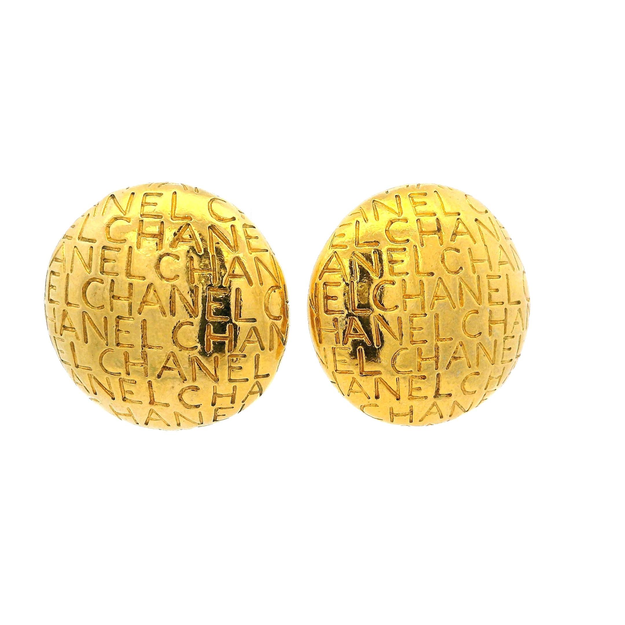 Orecchini a clip Chanel placcati in oro con logo in rilievo, anni '90, 1,2 pollici in vendita 1