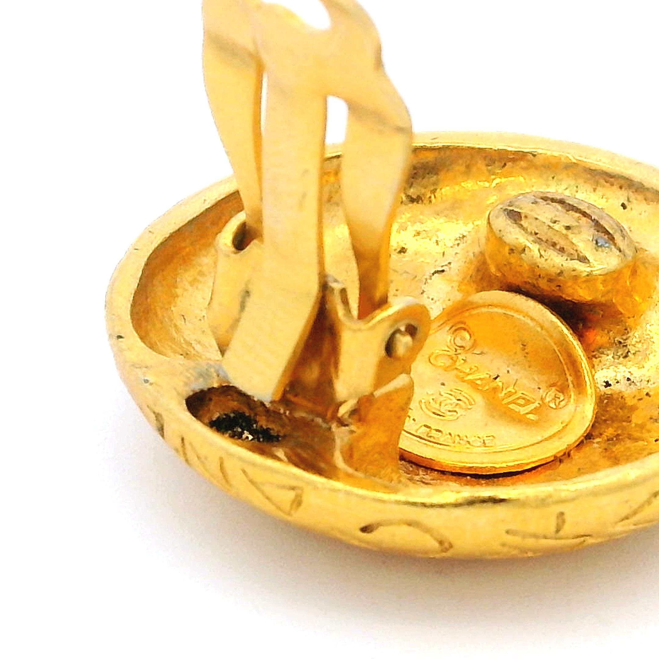 Orecchini a clip Chanel placcati in oro con logo in rilievo, anni '90, 1,2 pollici in vendita 2