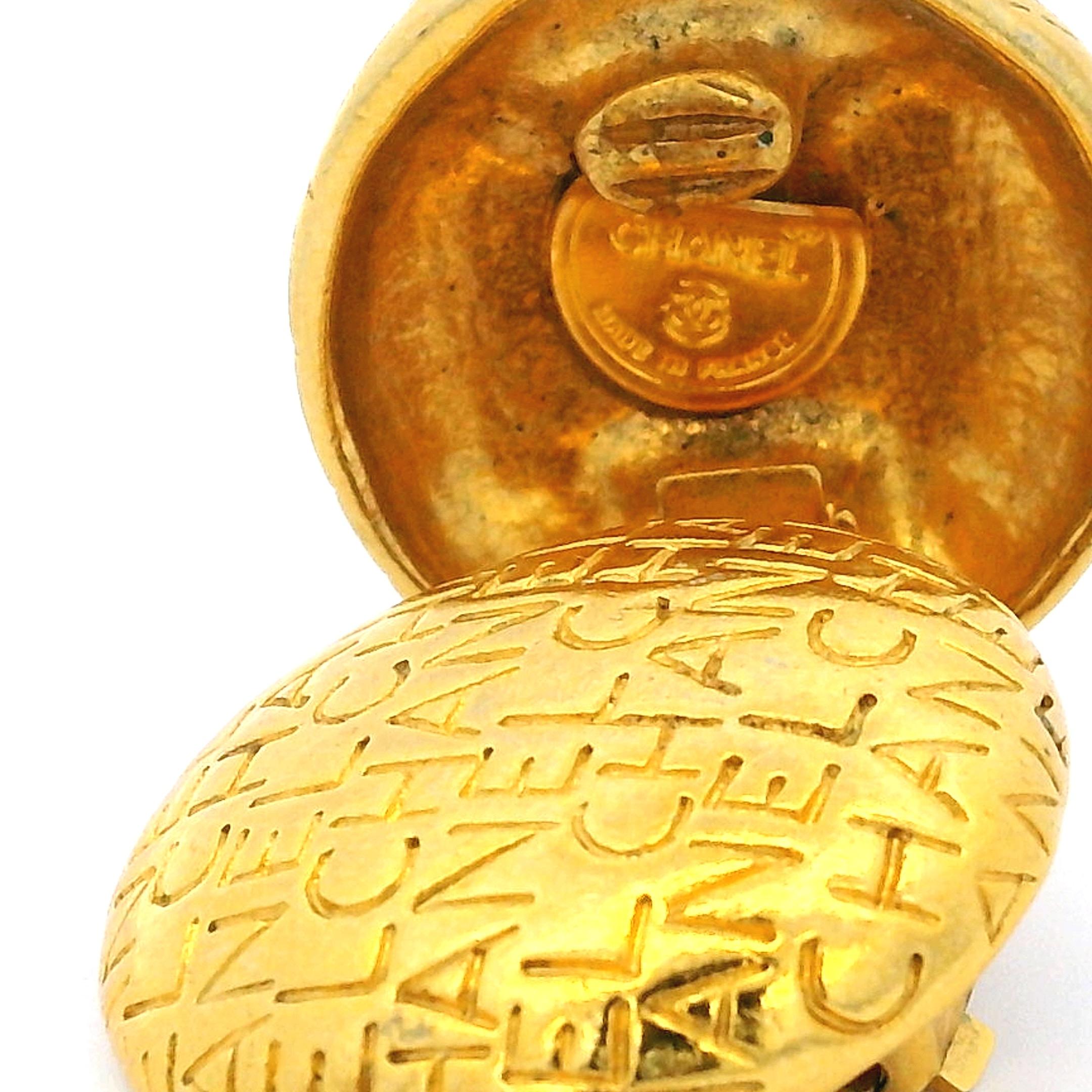 Orecchini a clip Chanel placcati in oro con logo in rilievo, anni '90, 1,2 pollici in vendita 3