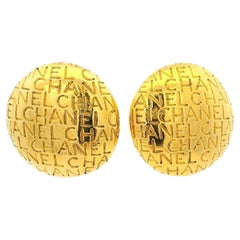 Orecchini a clip Chanel placcati in oro con logo in rilievo, anni '90, 1,2 pollici