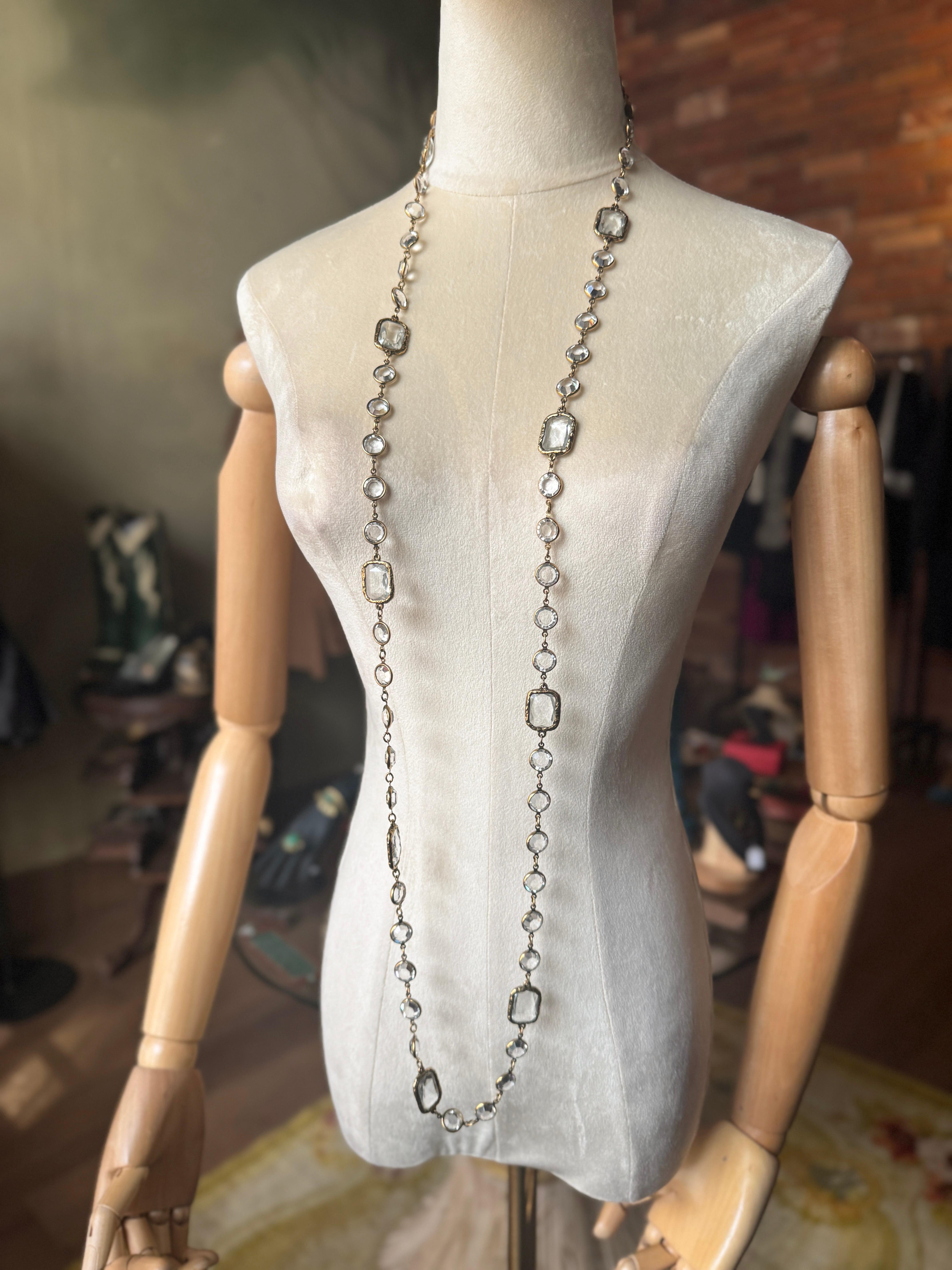Vintage Chanel collier plaqué or avec inserts en verre transparent Grippoix

Année - 1981

Longueur totale - 134 cm

Condit - très bon

........Informations complémentaires ........

- La photo peut être légèrement différente de l'article réel en