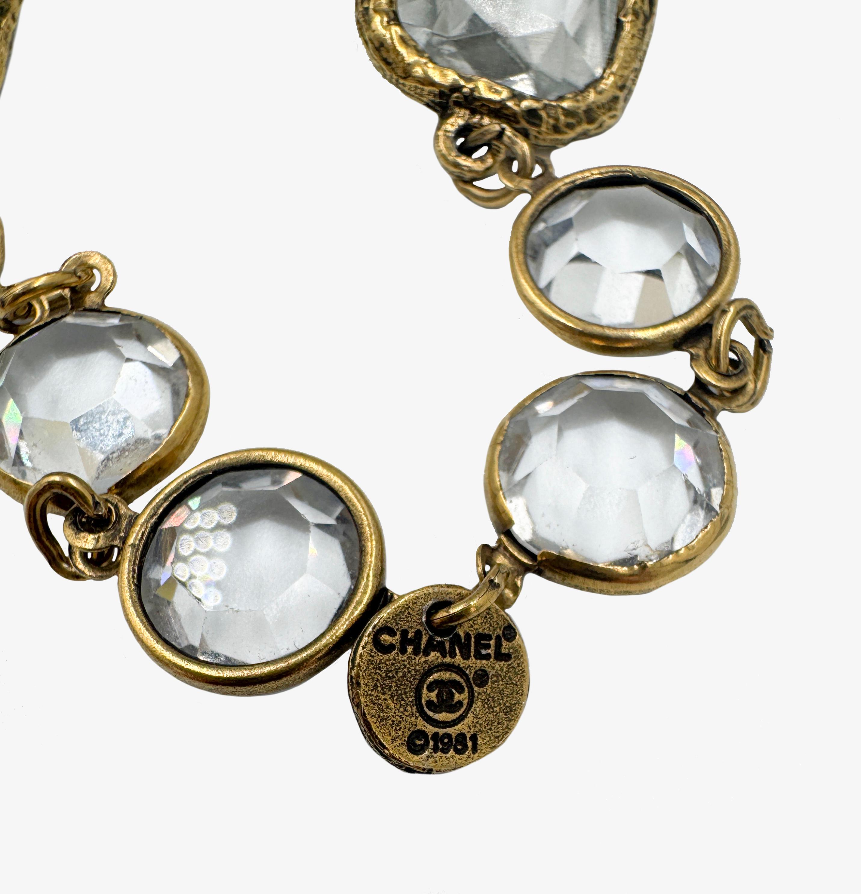 Vintage Chanel, collier plaqué or avec inserts en verre Grippoix, 1981 en vente 1