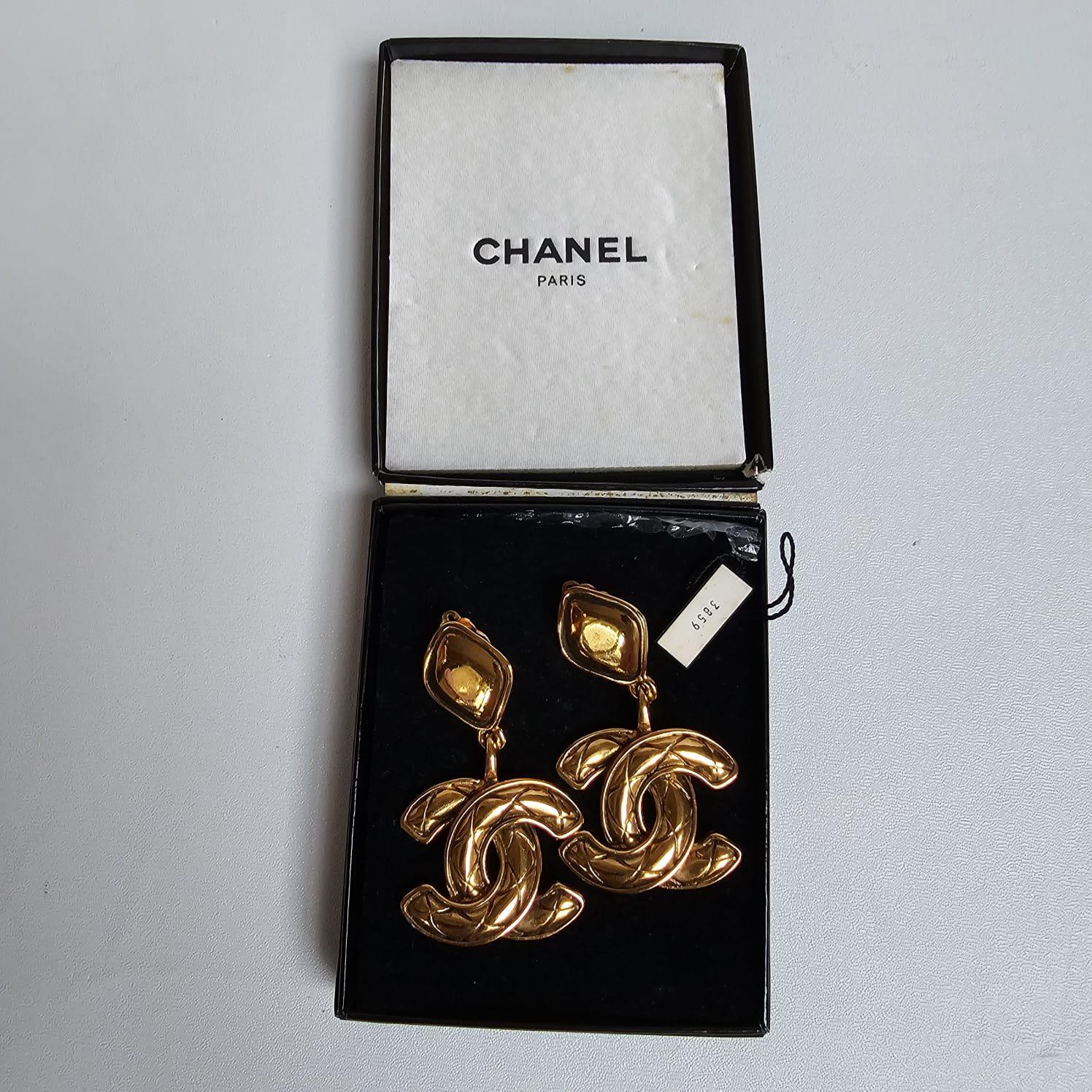 Vintage Chanel Gold Quilted Big CC Drop Clip On Earrings For Sale 1