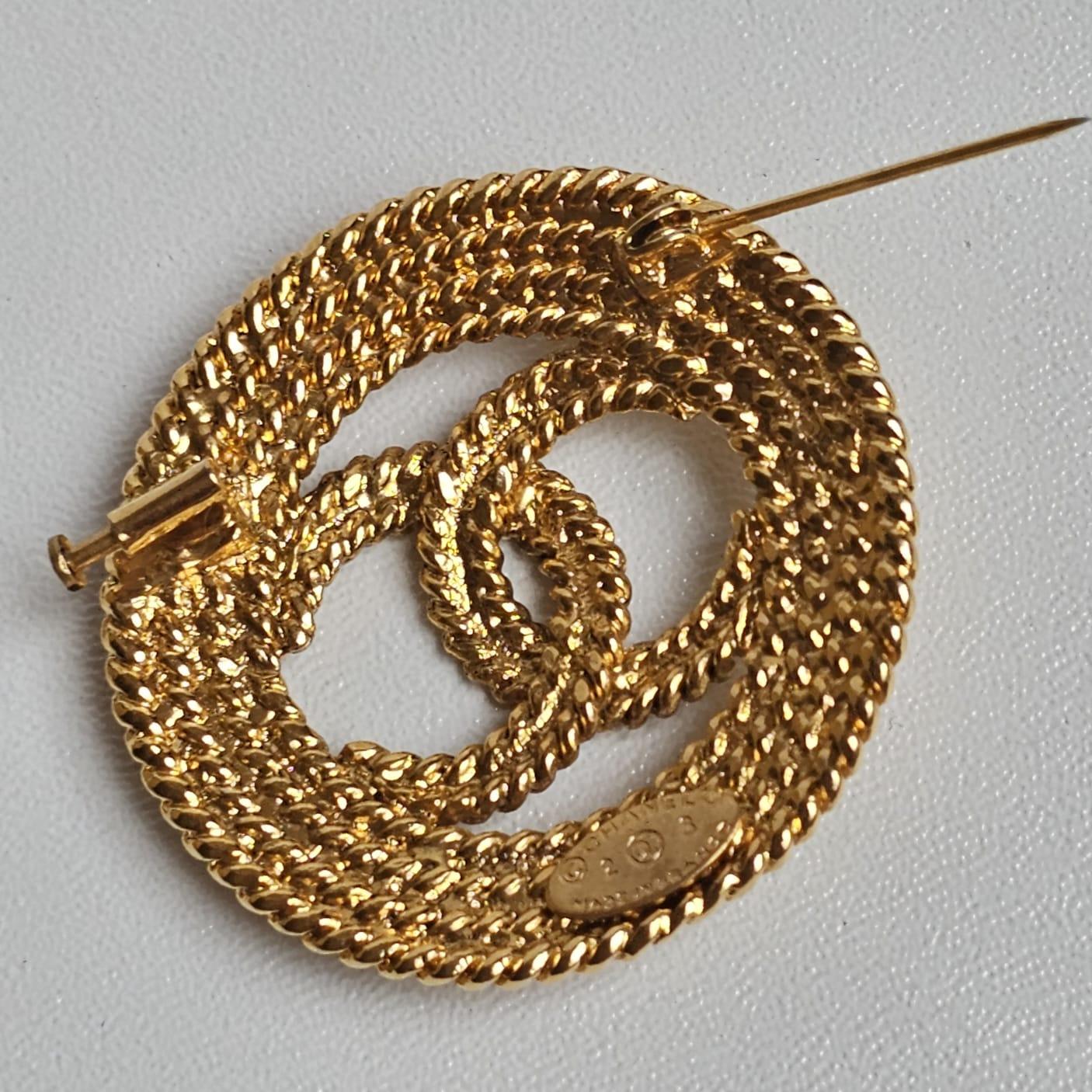 Women's or Men's Vintage Chanel Gold Raffia Large CC Brooch For Sale