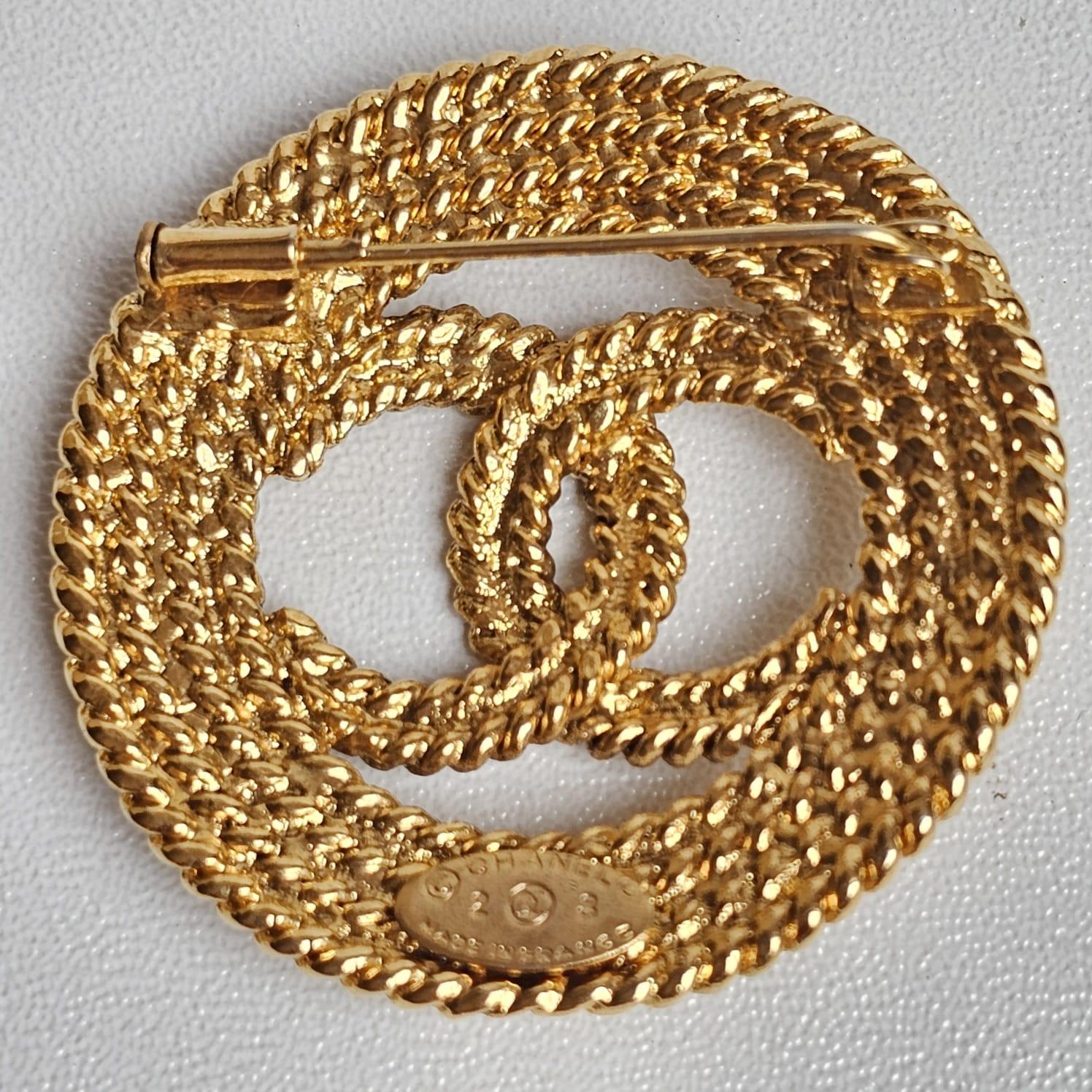 Vintage Chanel Gold Raffia Large CC Brooch For Sale 1
