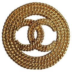 Chanel vintage Broche CC grande de rafia dorada