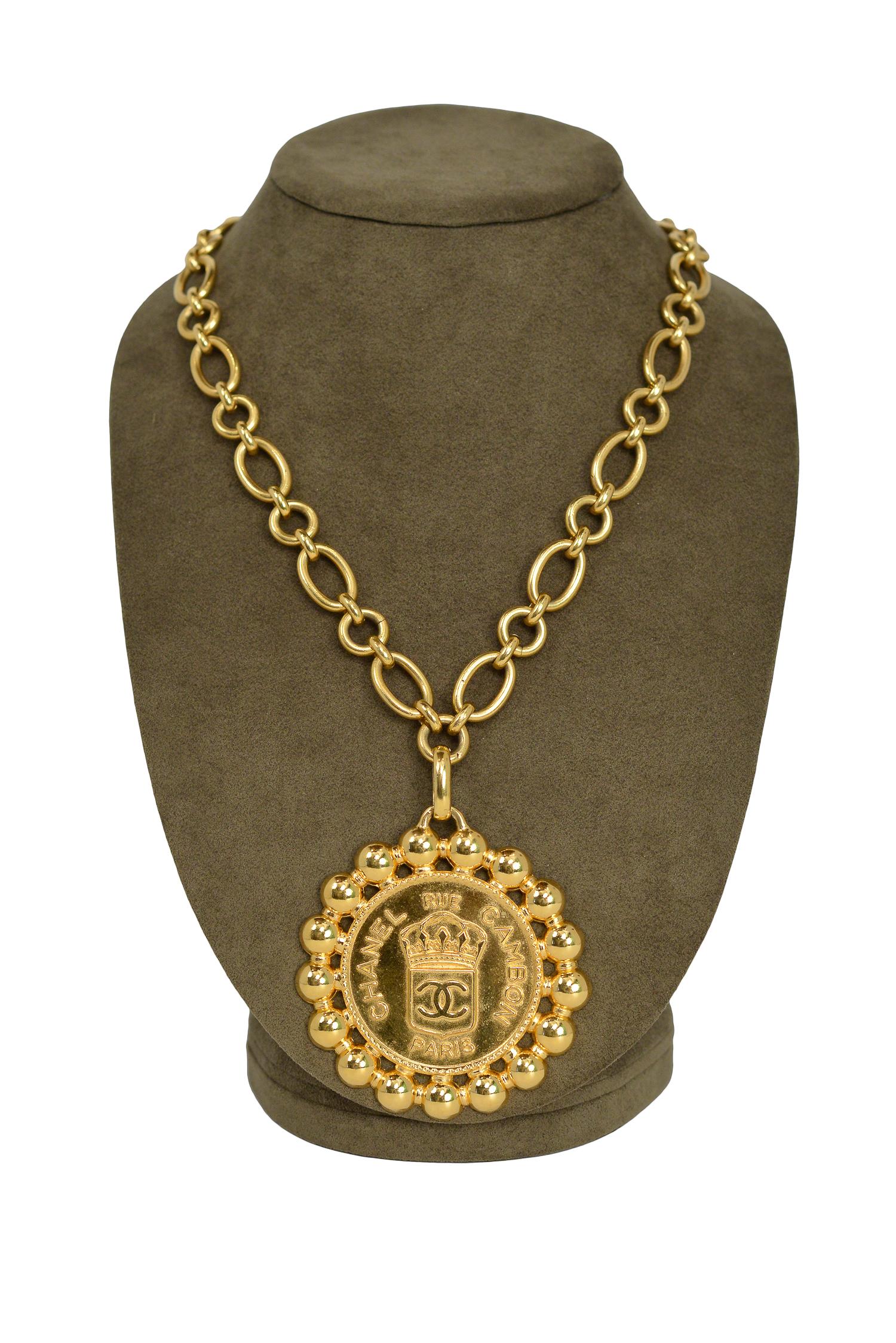 Vintage Chanel 1990s gold tone chain necklace featuring a medallion stamped with a Chanel Royal Seal and Crown.

Excellent Vintage Condition. 

Measurements:
Drop: 16