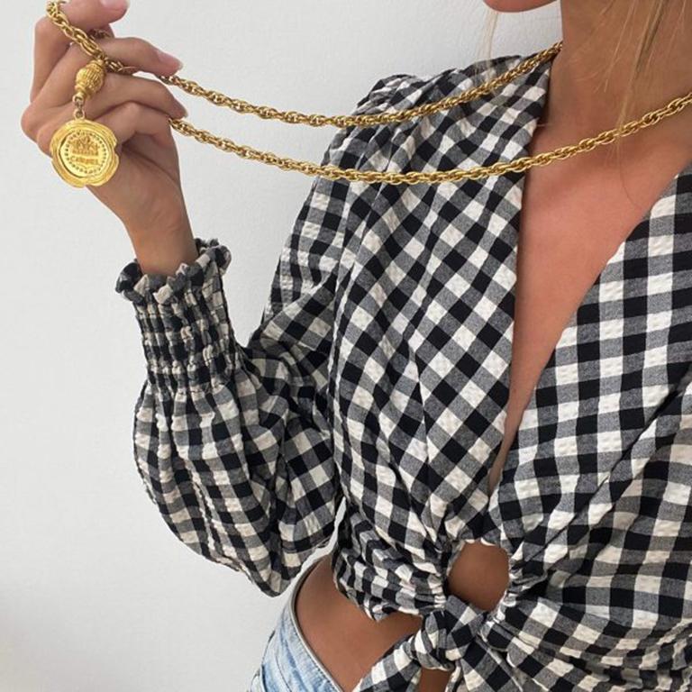 Un collier médaillon Chanel vintage des années 1980. Créée alors que Victoire de Castellane était à la tête de la conception des bijoux fantaisie de Chanel et que Lagerfeld était à la tête de la conception de la Maison, une époque vraiment