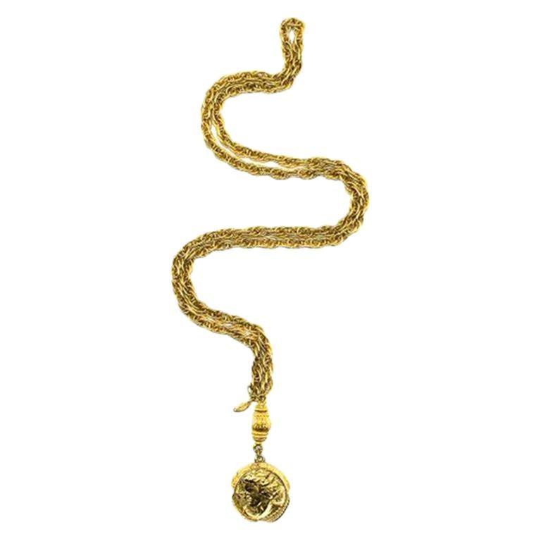 Chanel Collier fantaisie vintage en or avec chaîne et médaillon byzantin,  1984 En vente sur 1stDibs