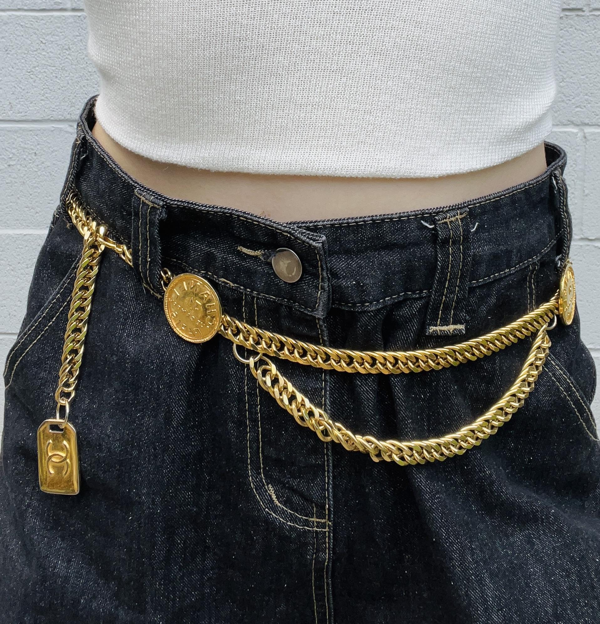 Cinturón de cadena con logotipo Chanel vintage en tono dorado 31 Rue Cambon París

Dimensiones aproximadas:
96,8 cm (Longitud)
3,5 cm (Diámetro del logotipo)
1,2 cm (Anchura)
276,6 gramos de peso