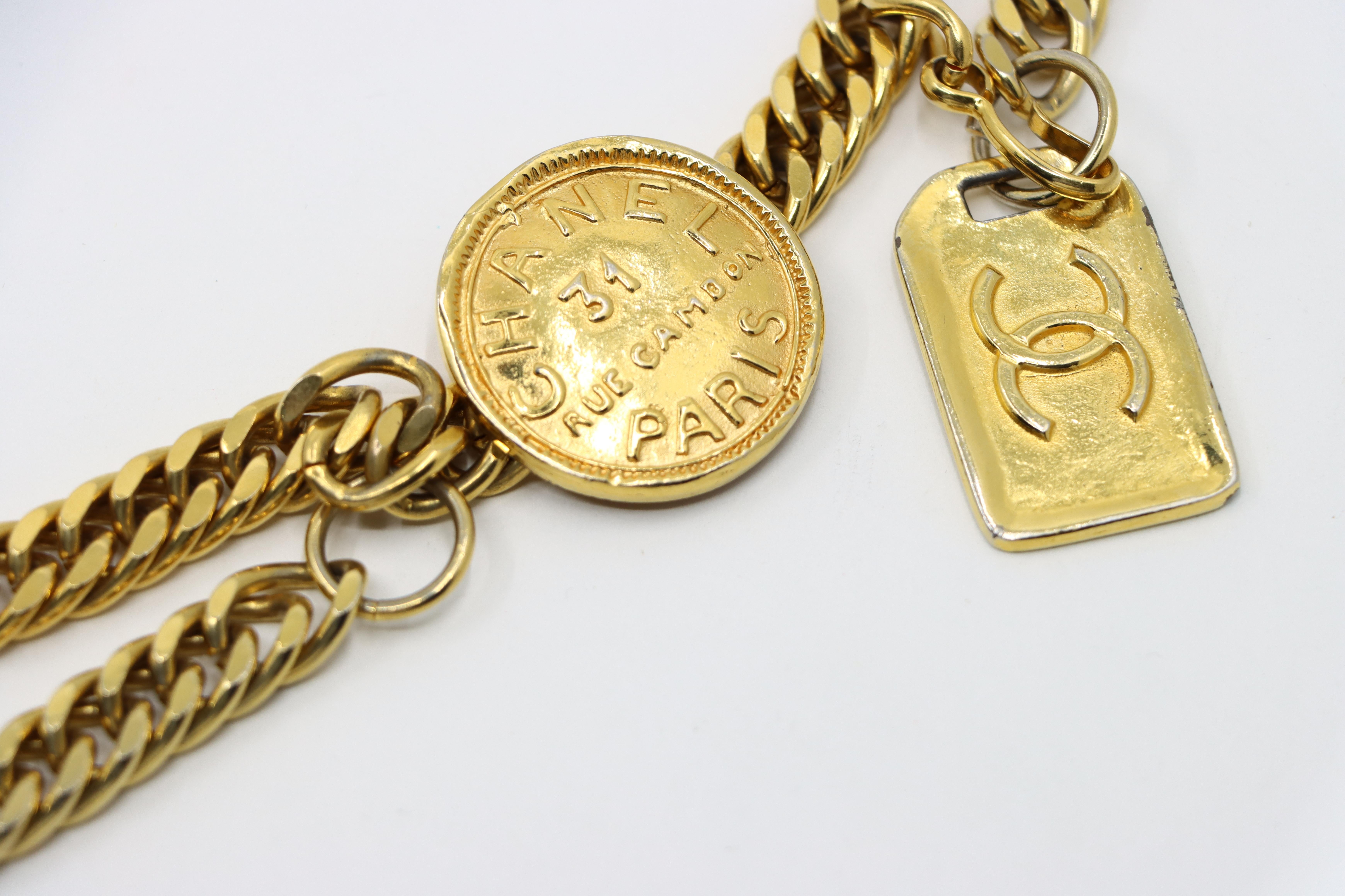 Cinturón de cadena con logotipo Chanel vintage en tono dorado 31 Rue Cambon París en venta 1