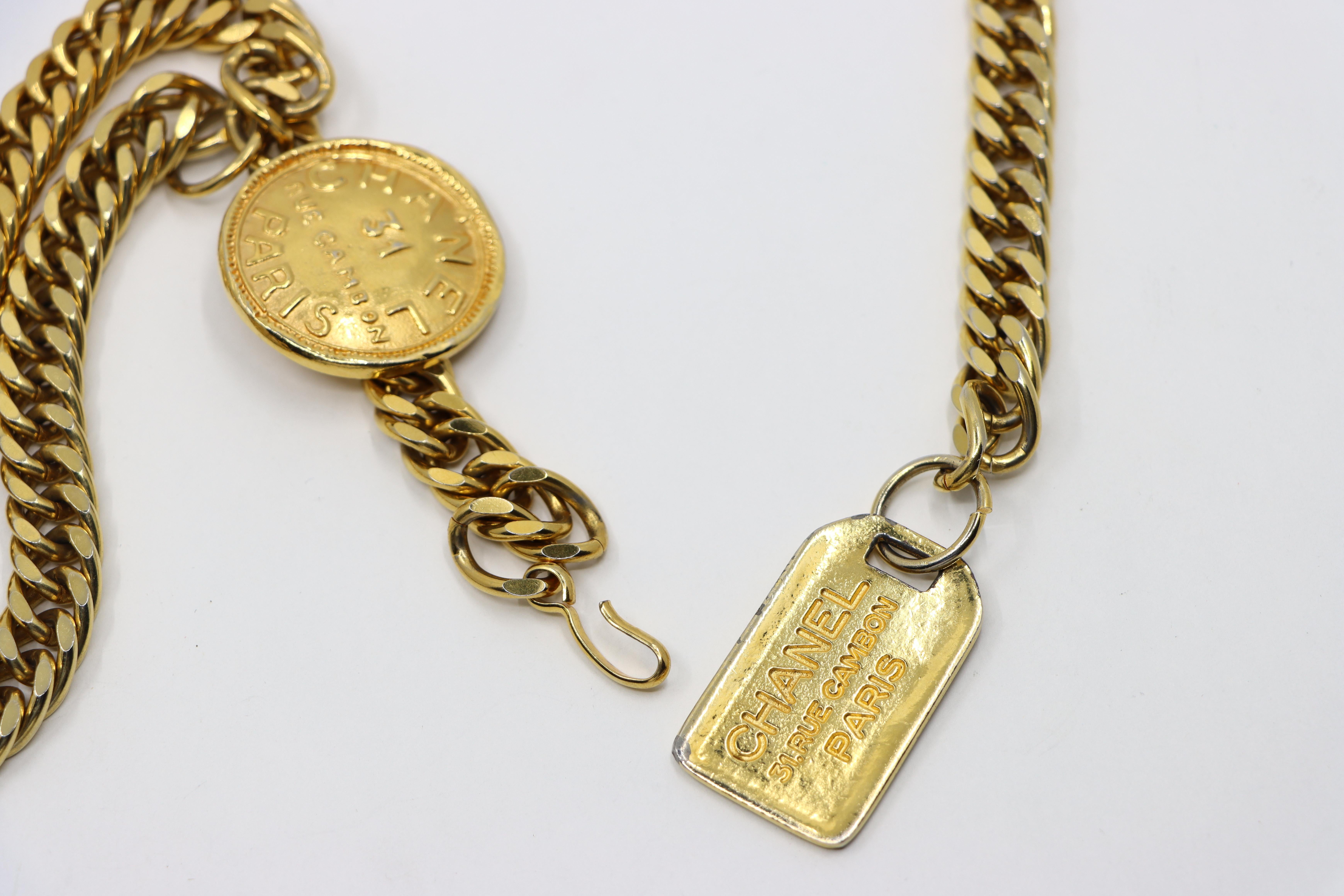 Cinturón de cadena con logotipo Chanel vintage en tono dorado 31 Rue Cambon París en venta 3