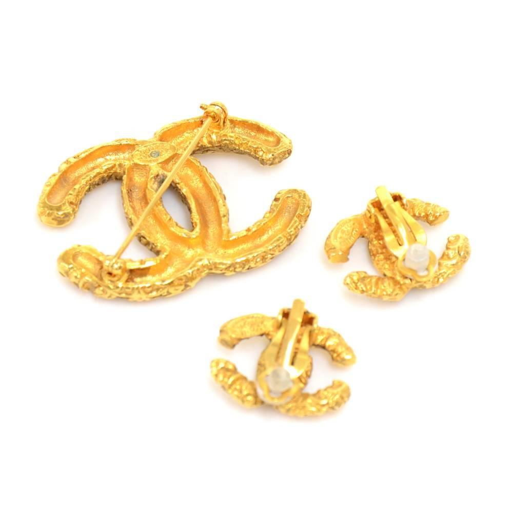 Vintage Chanel gold tone CC logo brocch and matching clip-on earrings. 