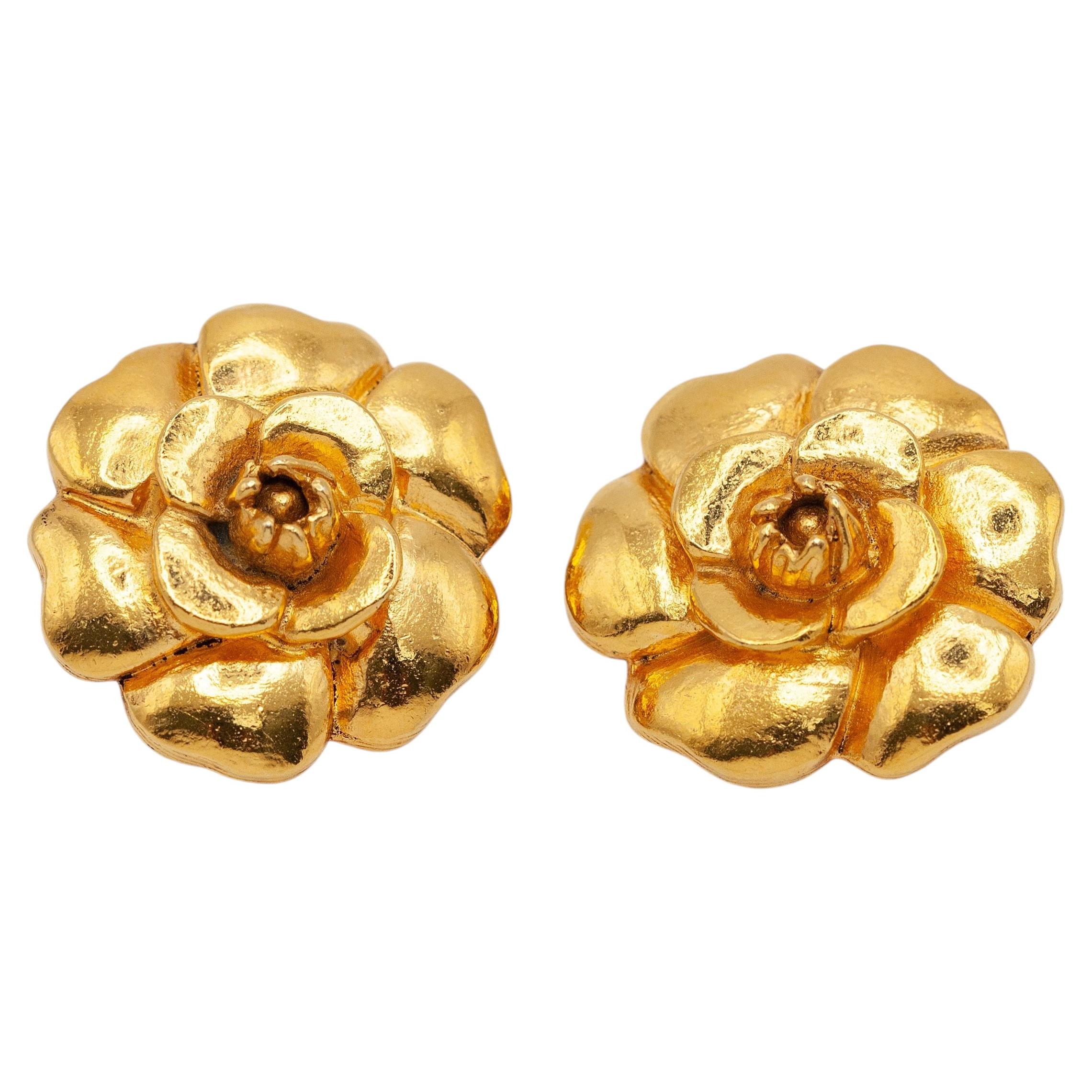 Pendientes vintage de Chanel con forma de flor de camelia en tono dorado, de los años 80 aproximadamente
