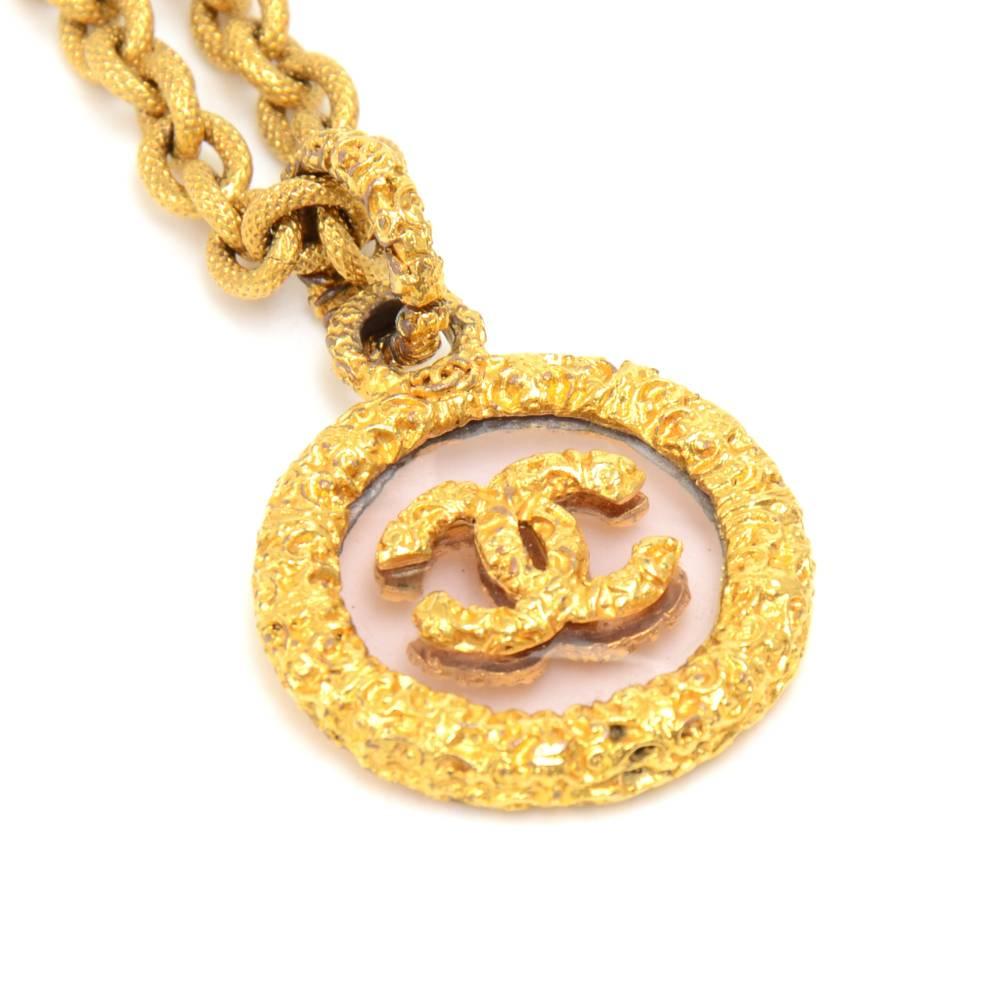Vintage Chanel chain necklace. It has a round magnifying glass pendant with the CC logo in the middle. It has a large spring ring clasp. Beautiful and rare item!  SKU: CG476Size: Chain drop app 14.1 inches or 35.7 cm,pendant diameter app: 2 inches