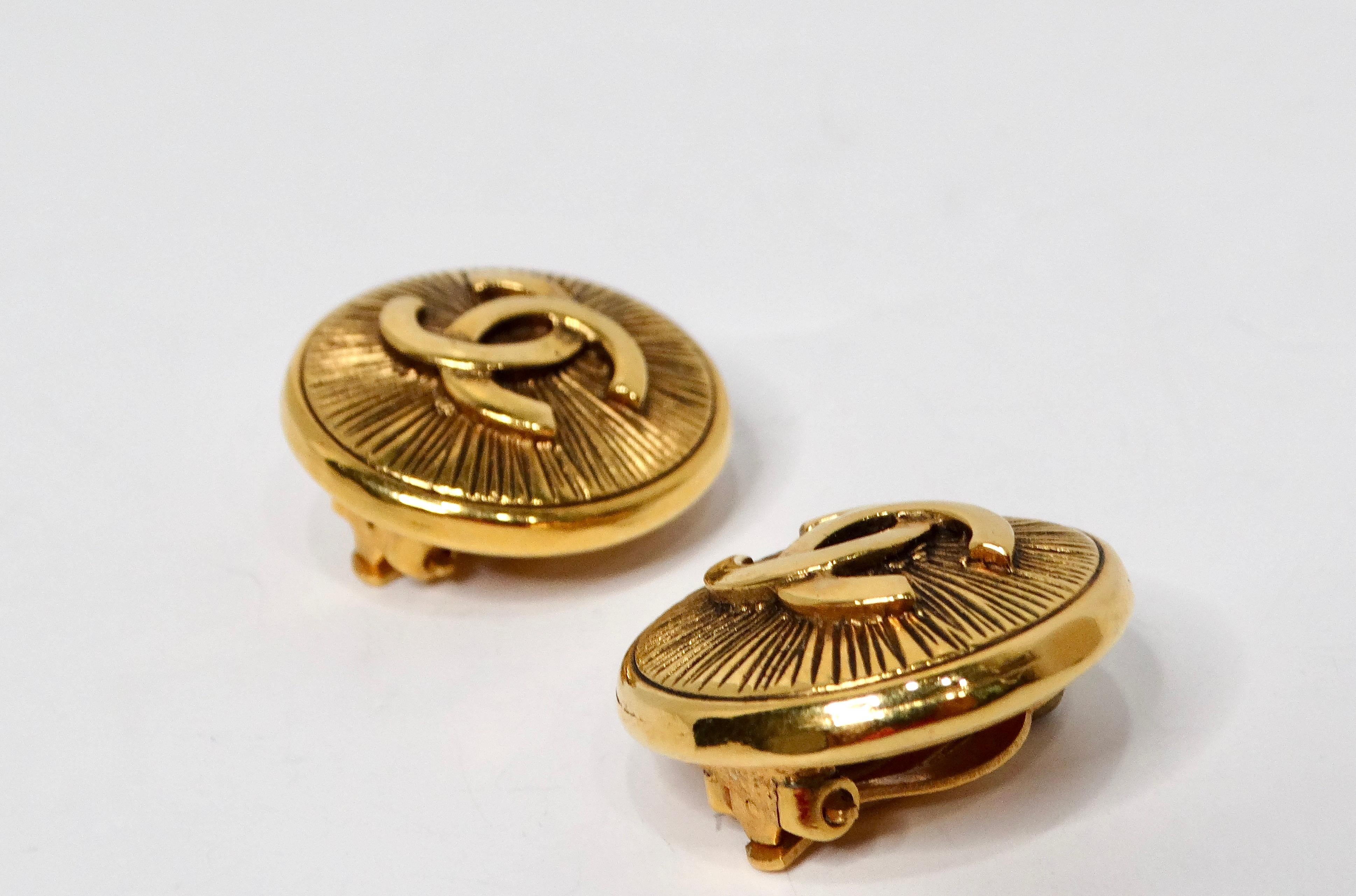 Diese runden, goldfarbenen Vintage Chanel Ohrringe mit geätztem, ineinander greifendem CC Logo strahlen zeitlose Eleganz und Raffinesse aus. Das mit viel Liebe zum Detail gefertigte CC-Logo ist wunderschön geätzt und in einem luxuriösen Goldton