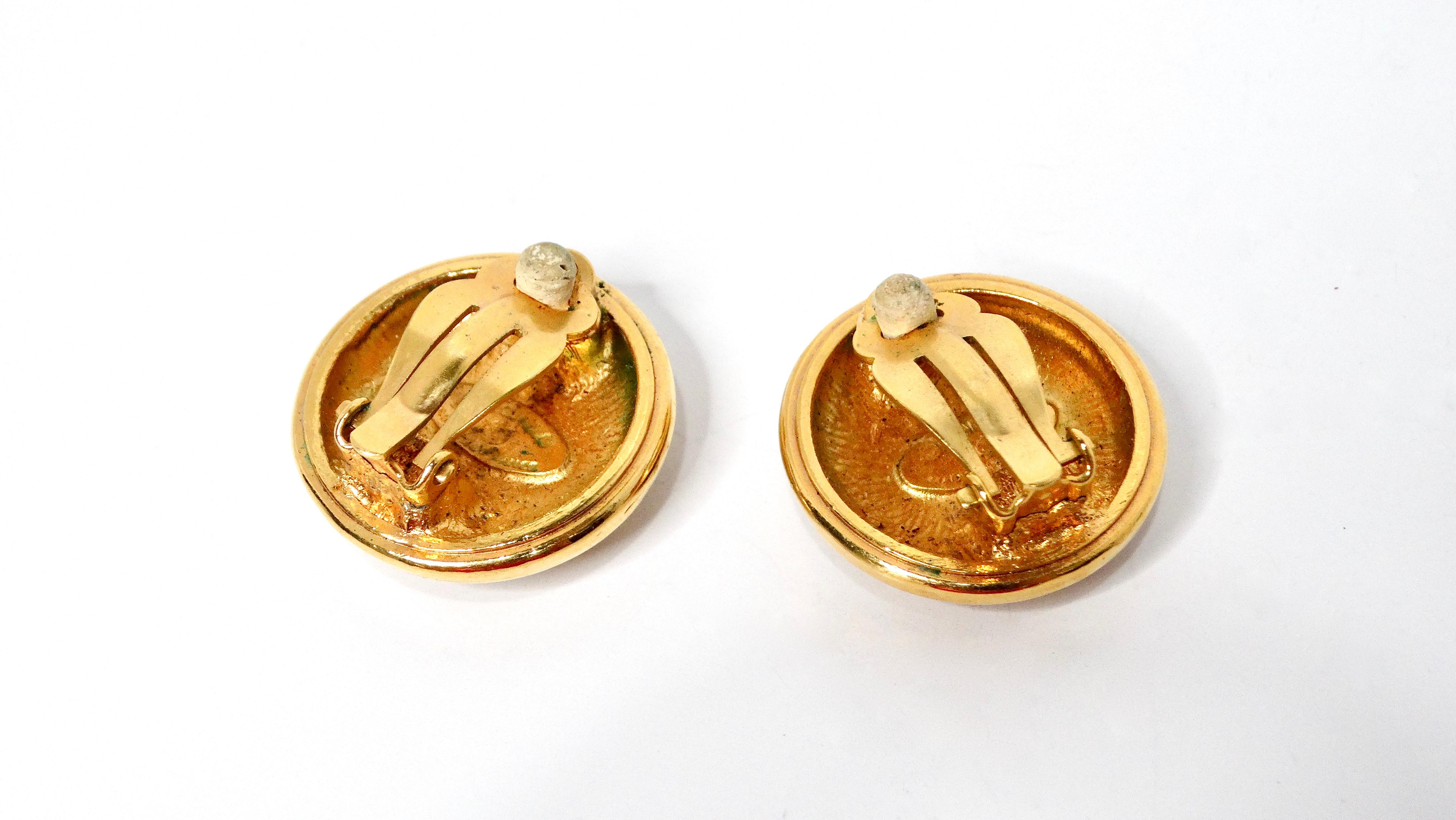 Vintage Chanel Gold Tone geätzt ineinandergreifenden CC Logo Clip-On Ohrringe im Zustand „Gut“ im Angebot in Scottsdale, AZ