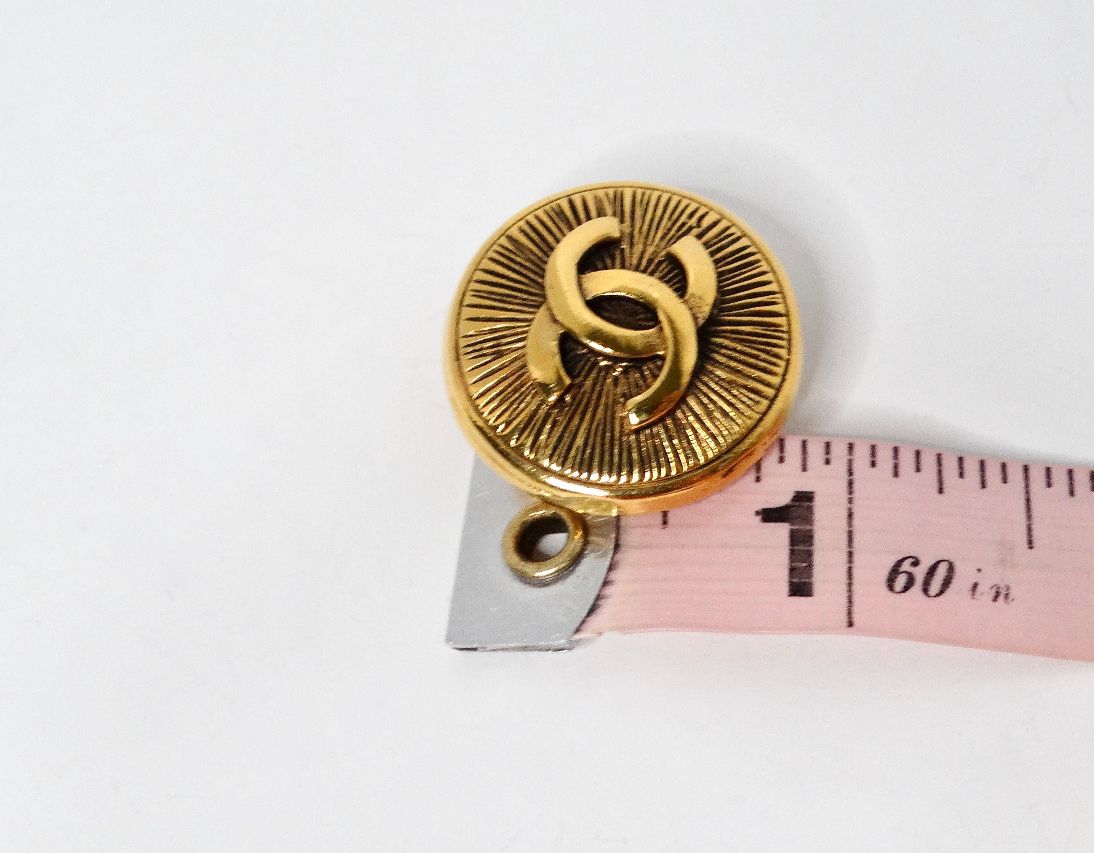 Vintage Chanel Gold Tone geätzt ineinandergreifenden CC Logo Clip-On Ohrringe Damen im Angebot
