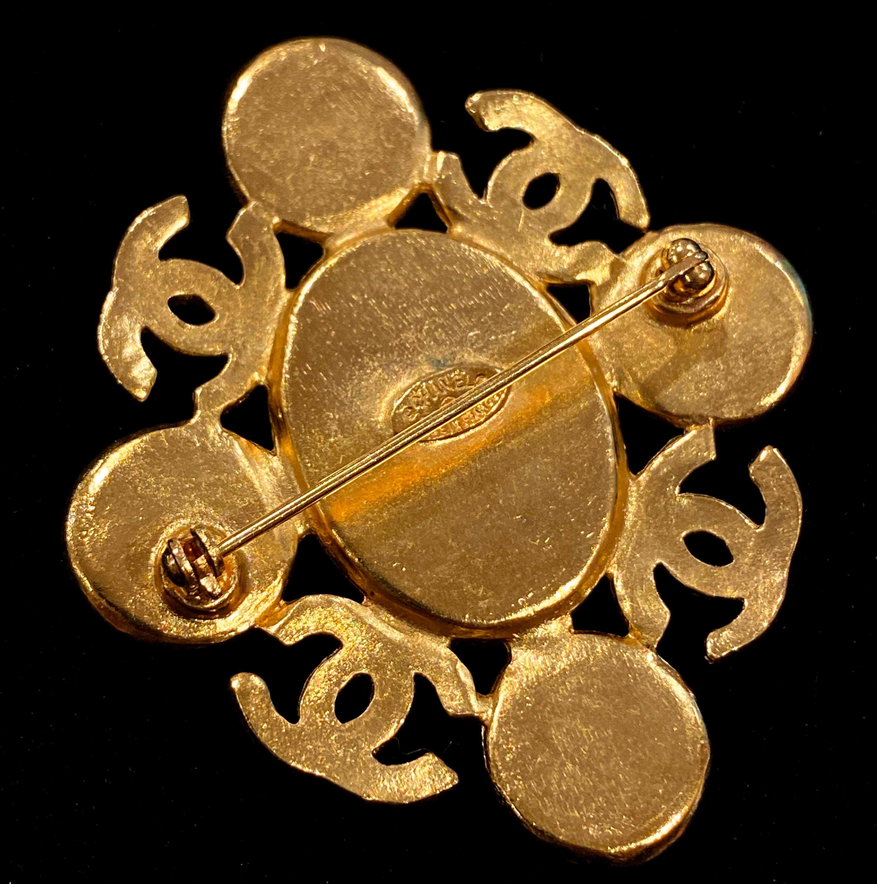 Chanel Broche vintage en métal doré avec logo CC et pierre de lapis, 95A, 1995 Unisexe en vente