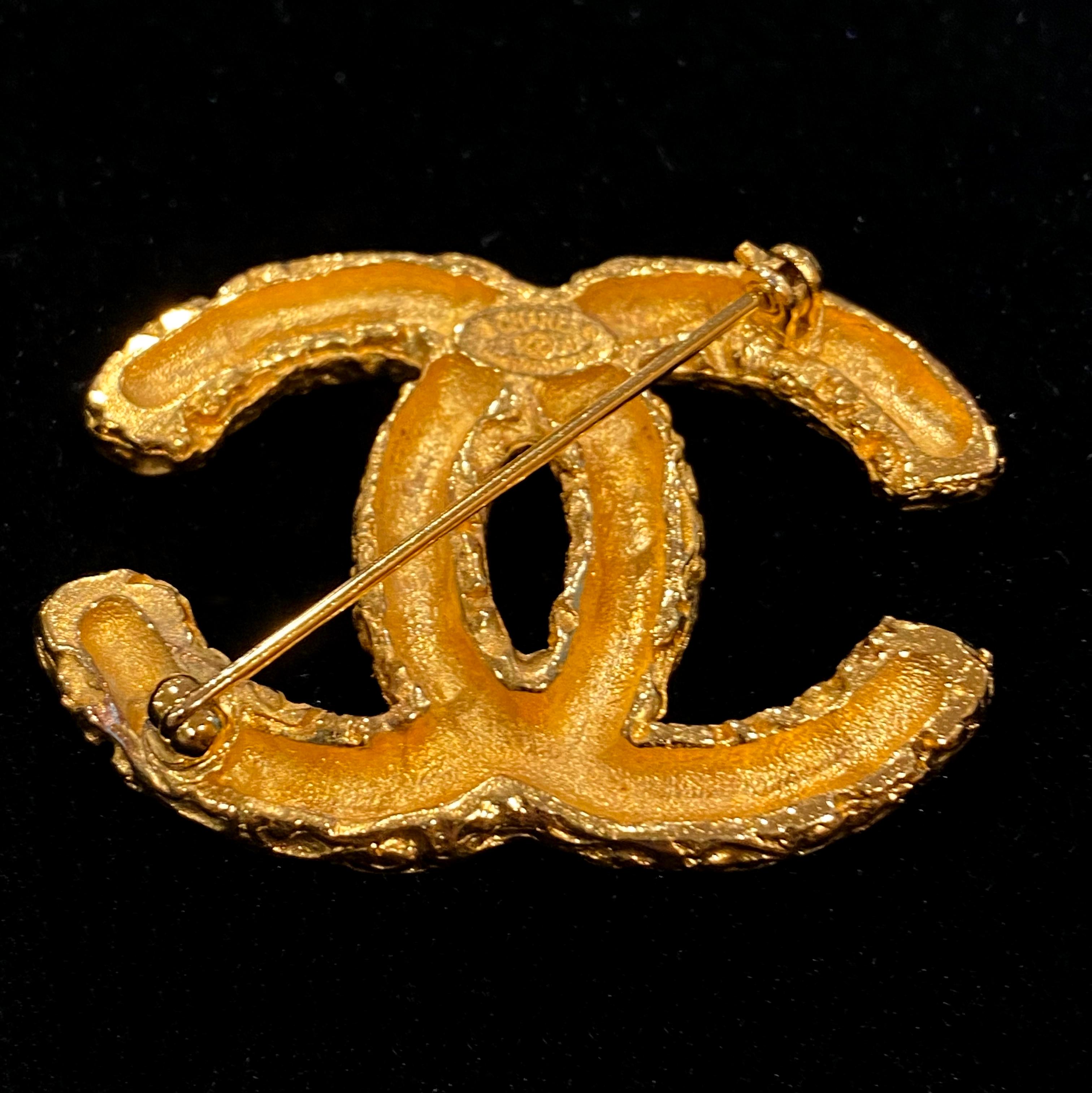 Vintage Chanel Gold Tone vergoldet Metall CC Logo Lava Brosche 95A im Zustand „Gut“ im Angebot in Central & Western District, HK