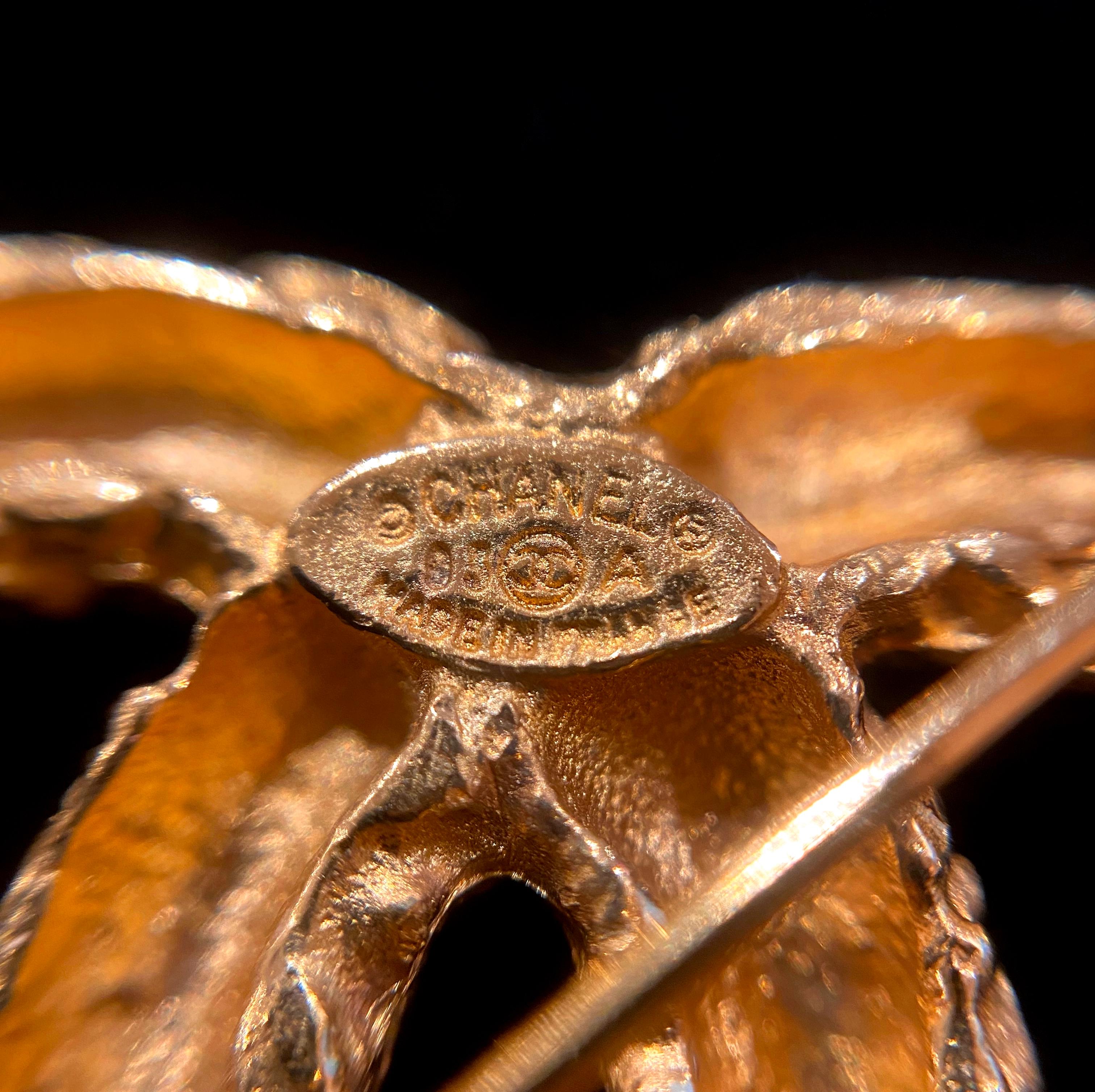 Chanel Broche lave vintage en métal doré avec logo CC 95A Unisexe en vente