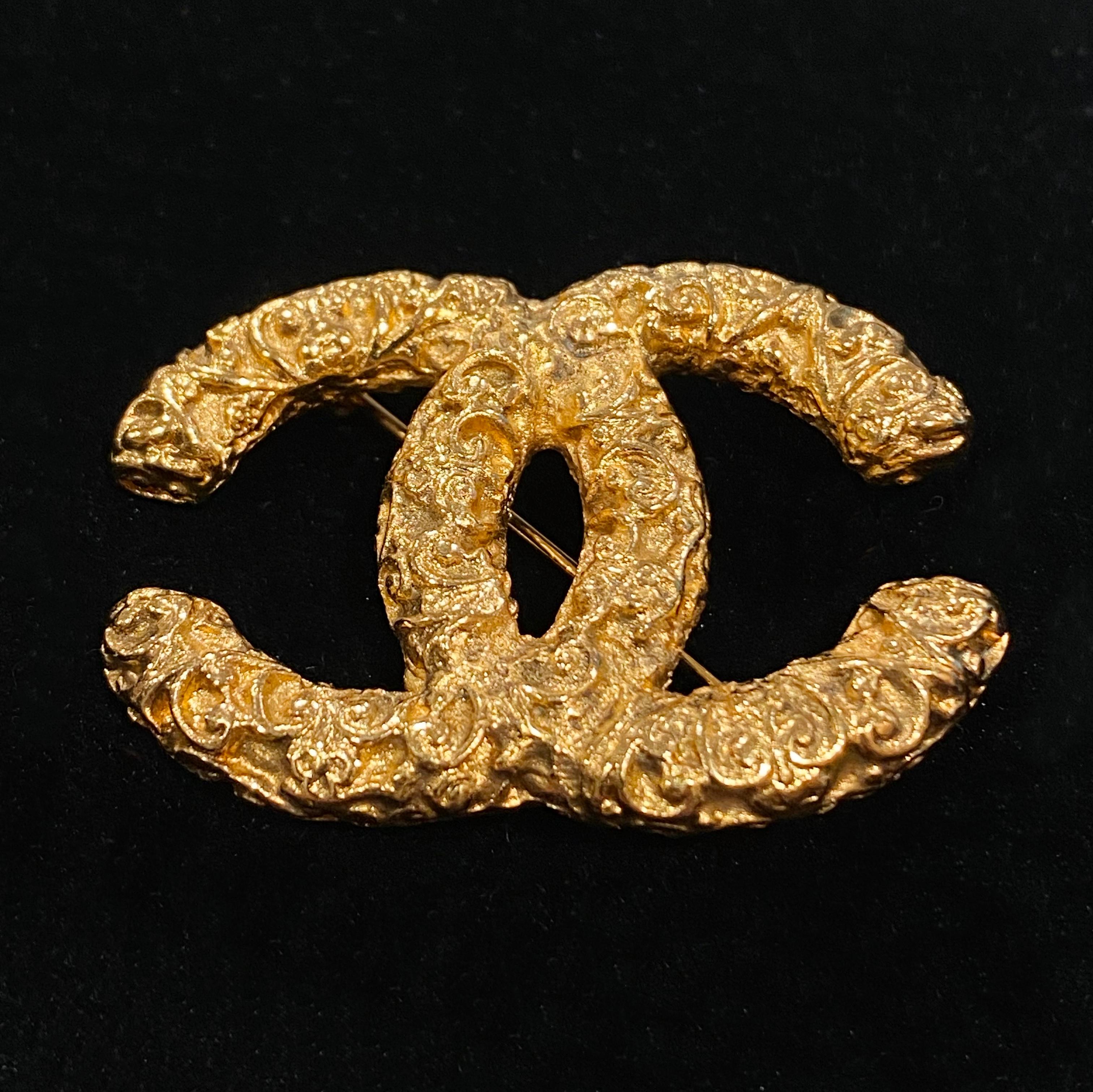 Vintage Chanel Gold Tone vergoldet Metall CC Logo Lava Brosche 95A im Angebot 1