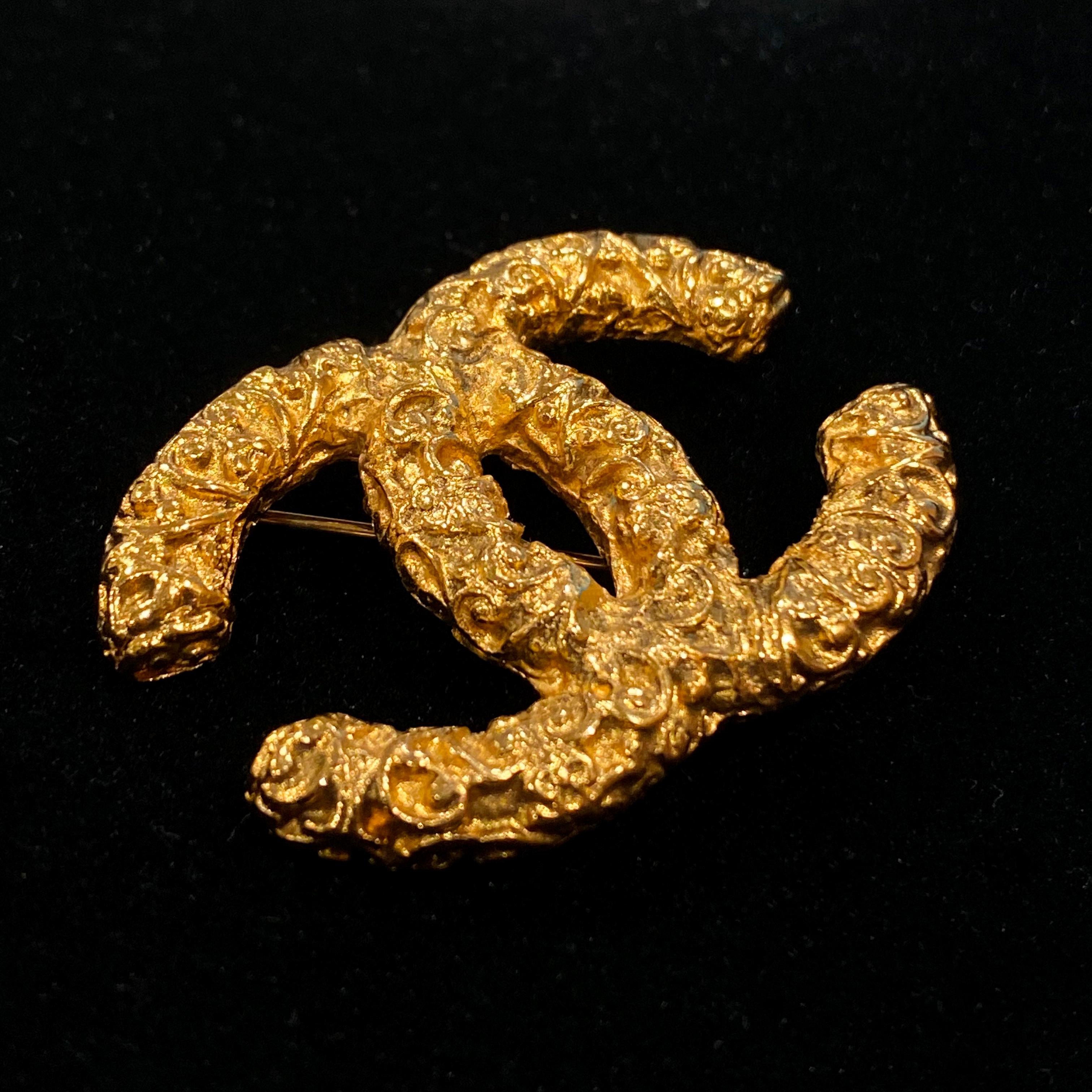 Vintage Chanel Gold Tone Gilt Metal CC Logo Lava Brooch 95A In Good Condition For Sale In Central & Western District, HK