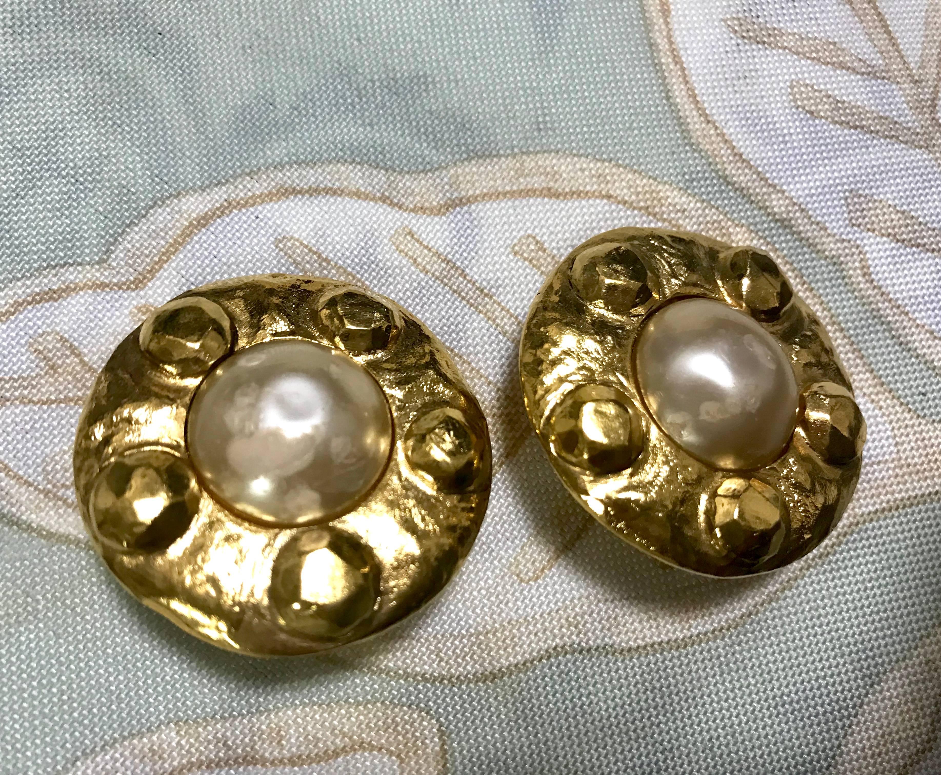 Chanel Vintage large round gold tone earrings with faux pearl  In Good Condition For Sale In Kashiwa, Chiba