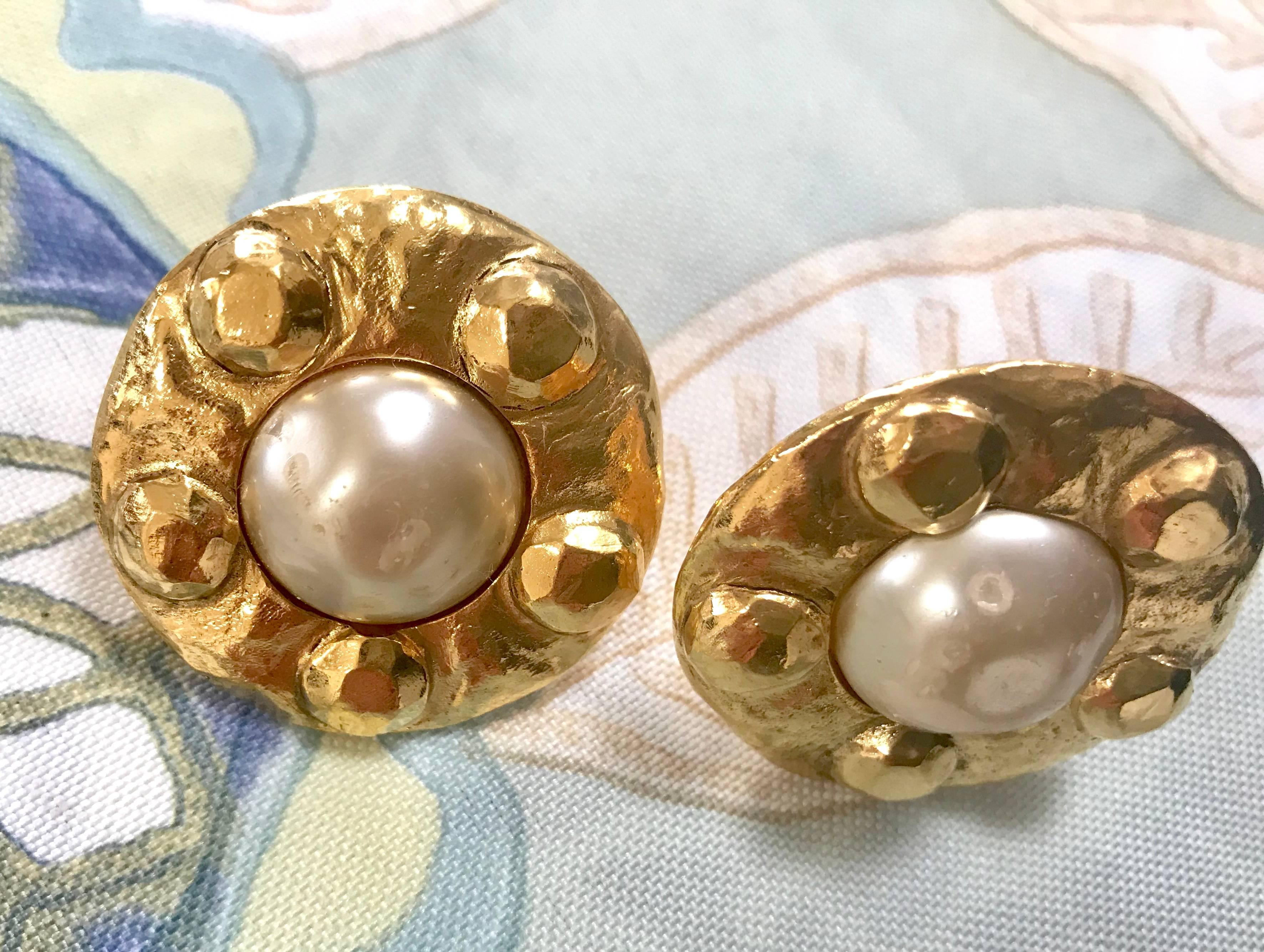 Chanel Vintage large round gold tone earrings with faux pearl  For Sale 2