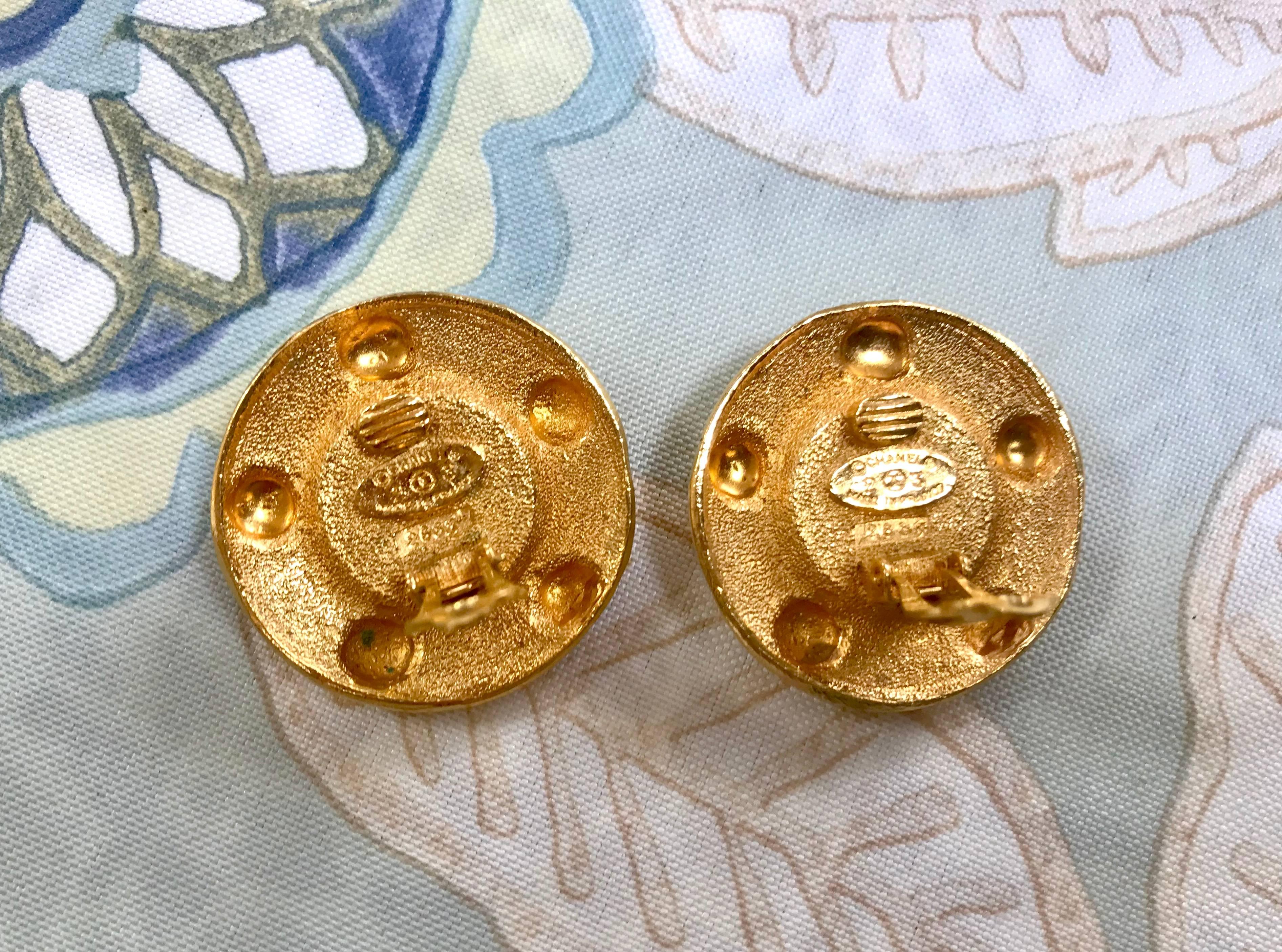 Chanel Vintage large round gold tone earrings with faux pearl  For Sale 3