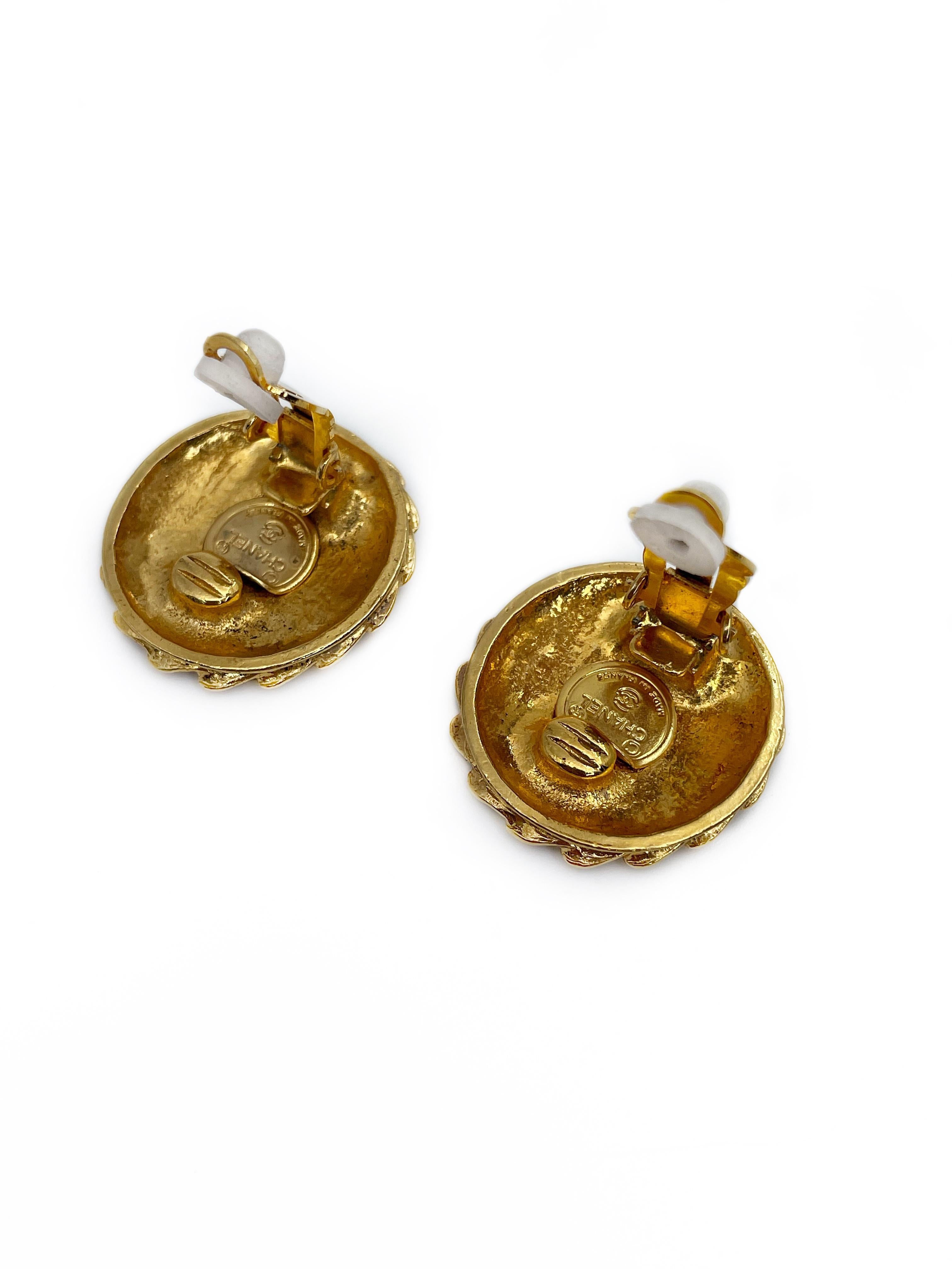 This is a round Madame Coco clip on earrings designed by Chanel. The piece is gold plated, adorned with clear rhinestones. It is made in 1980’s.

Markings: “©CHANEL® - Made in France” (shown in photos).

Diameter: 2.6cm