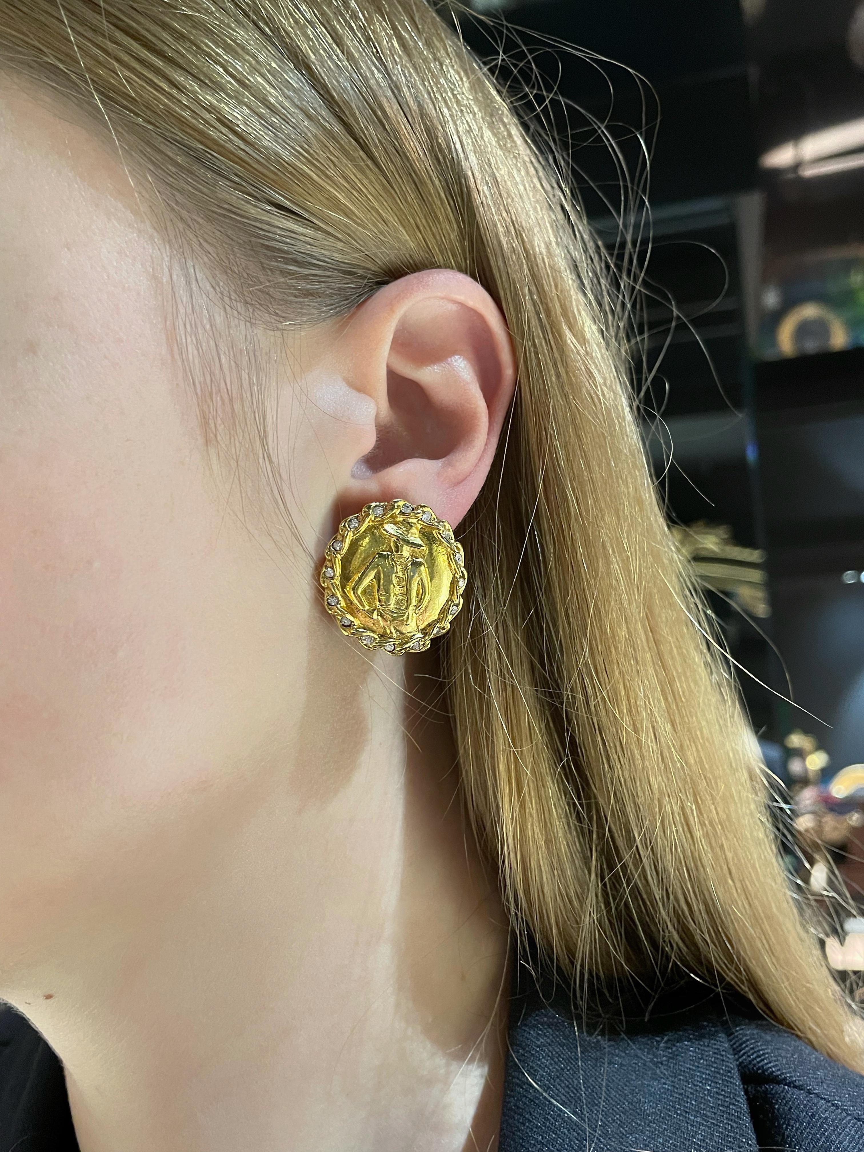 Vintage Chanel Gold Tone Madame Coco Rhinestone Round Clip on Earrings In Good Condition In Vilnius, LT