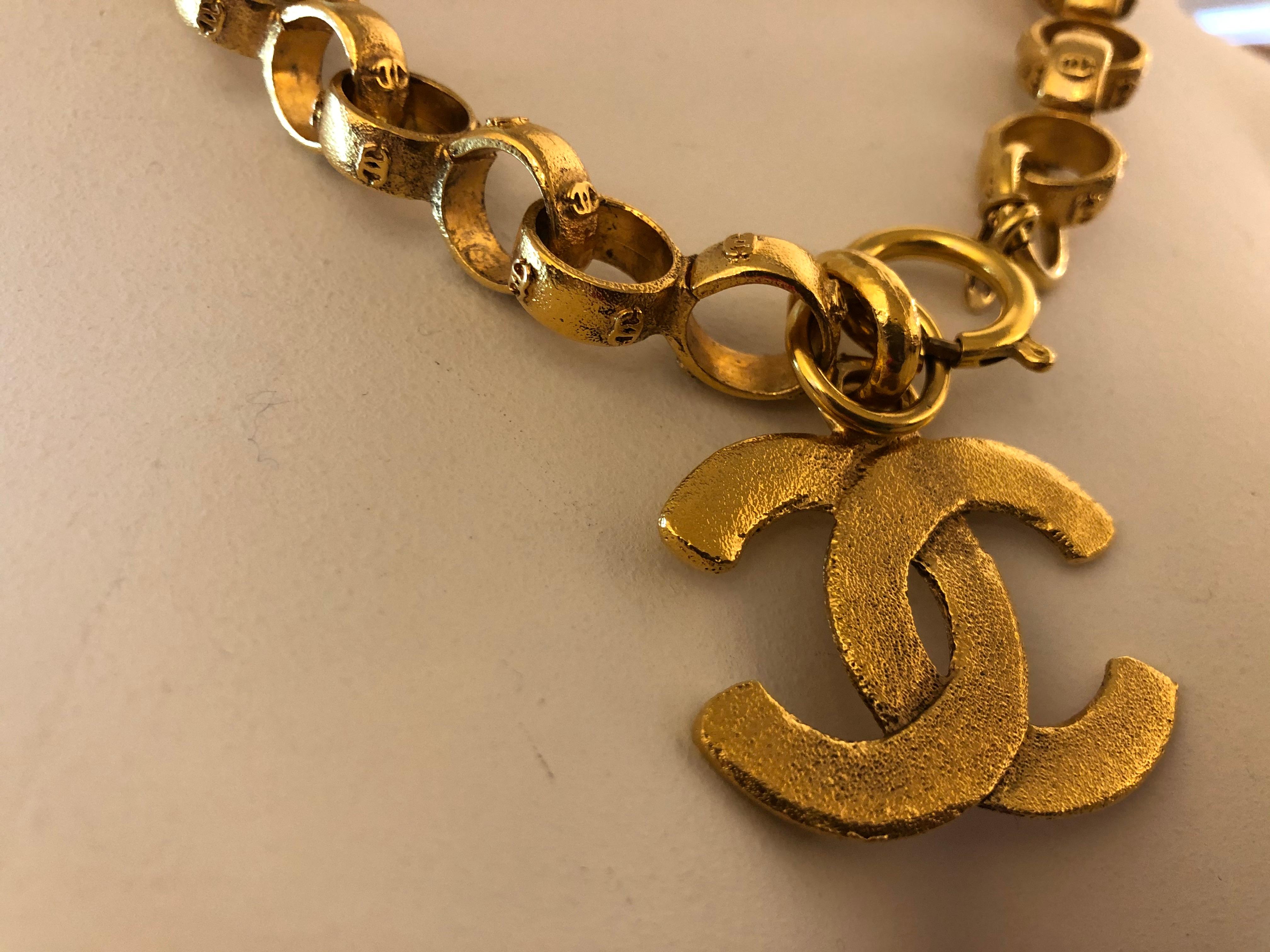 Vintage Chanel Gold Tone Necklace (1984-1990) w/Box In Excellent Condition In Port Hope, ON