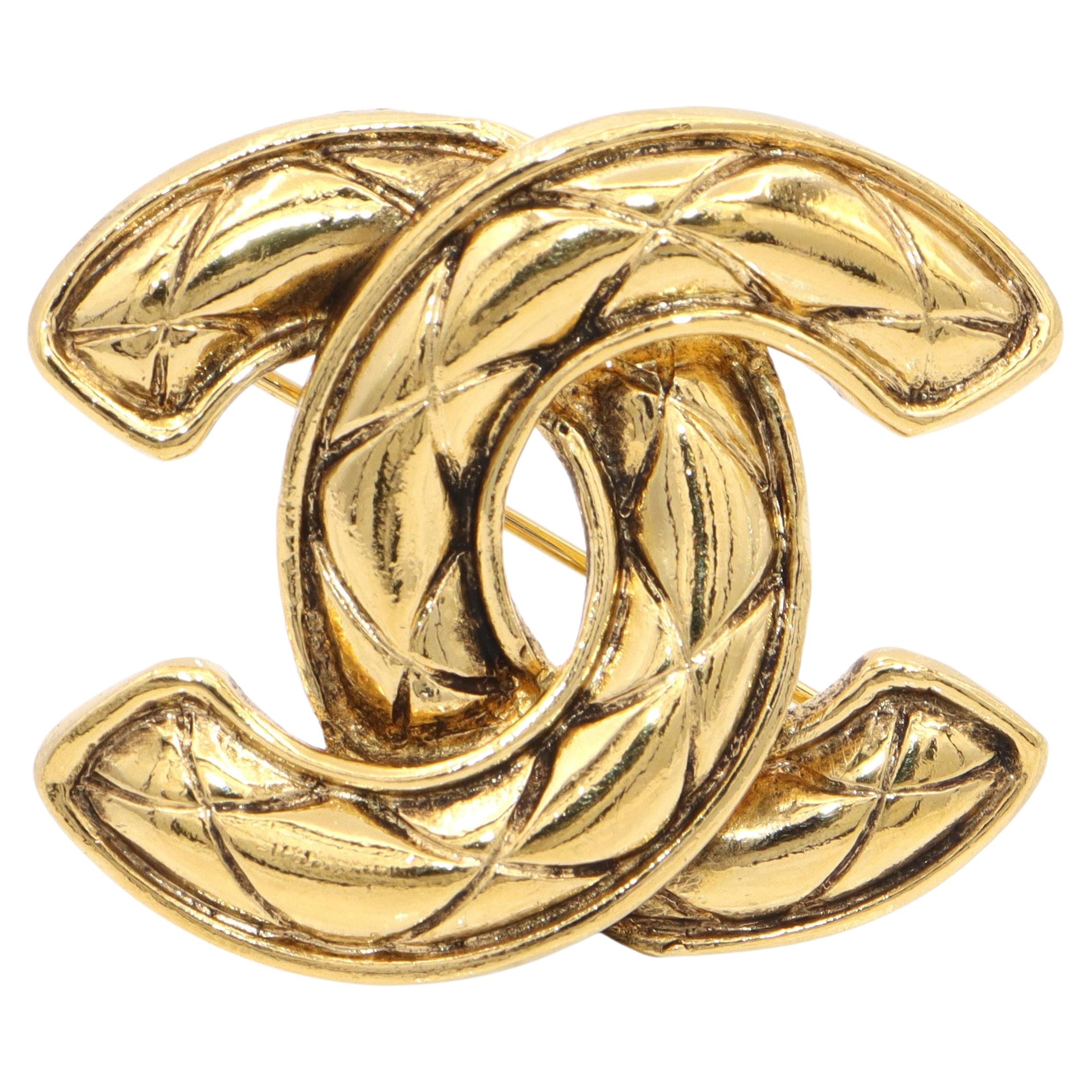 Spilla vintage Chanel con logo CC trapuntato in tonalità dorata