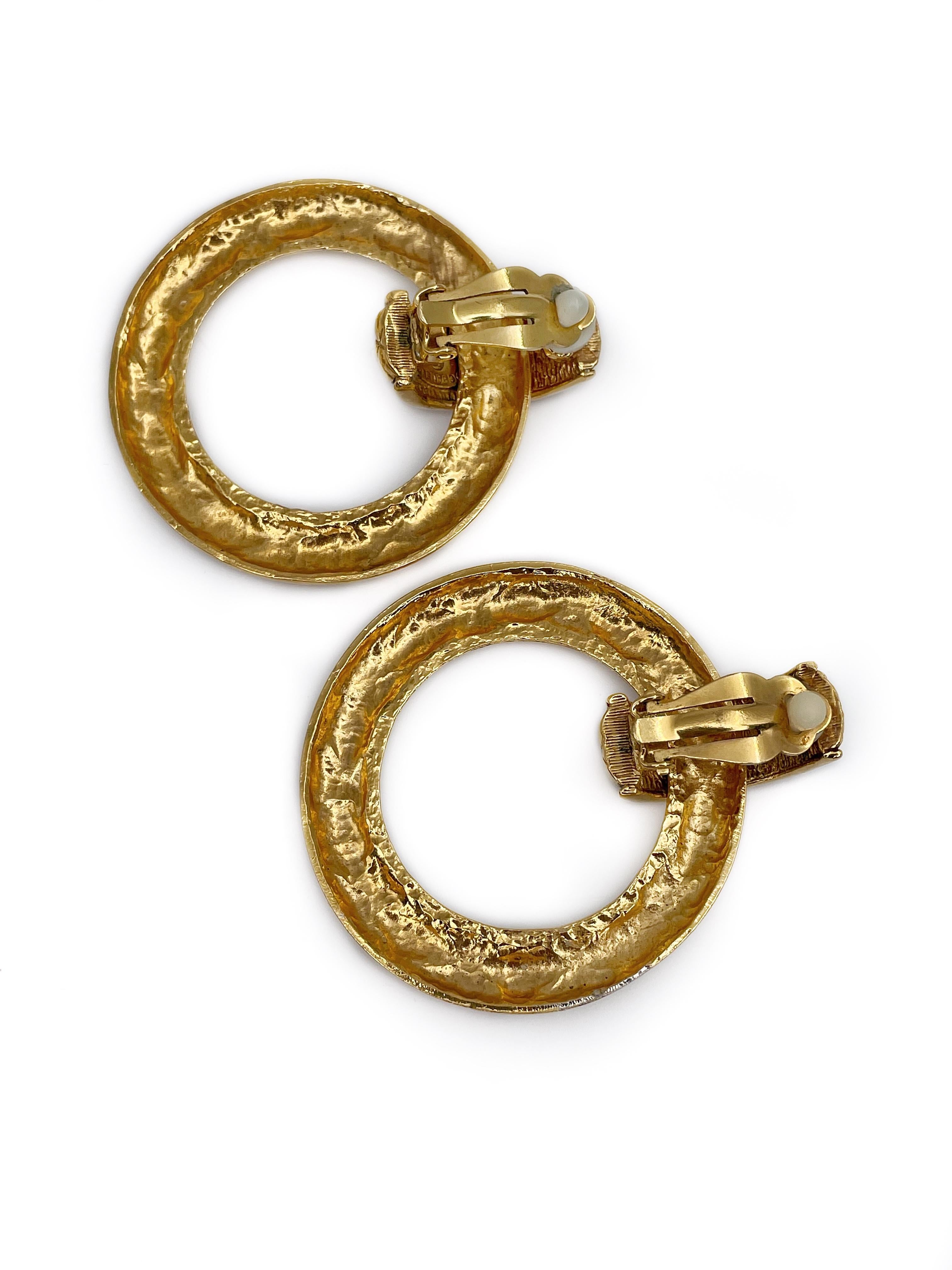 This is a gorgeous pair of gold tone quilted large hoop clip on earrings designed by Chanel in 1990’s. The piece is gold plated and etched with classic Chanel quilted pattern. These earrings can be worn in different ways by removing the hoops.