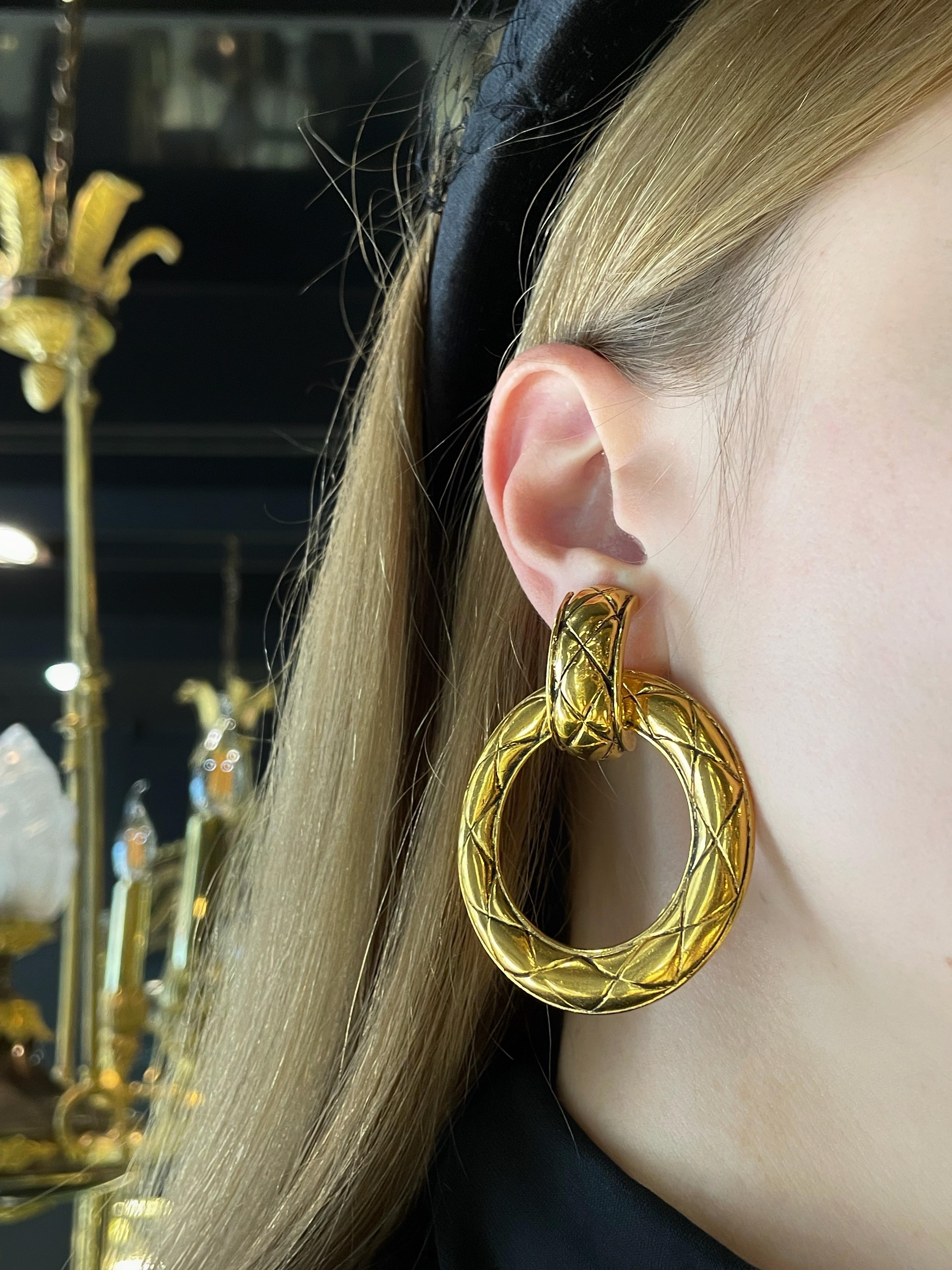 1990s Vintage Chanel Gold Tone Quilted Large Hoop Clip on Earrings In Good Condition In Vilnius, LT