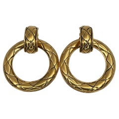 Chanel Boucles d'oreilles à clips vintage en or matelassé avec grand anneau, années 1990