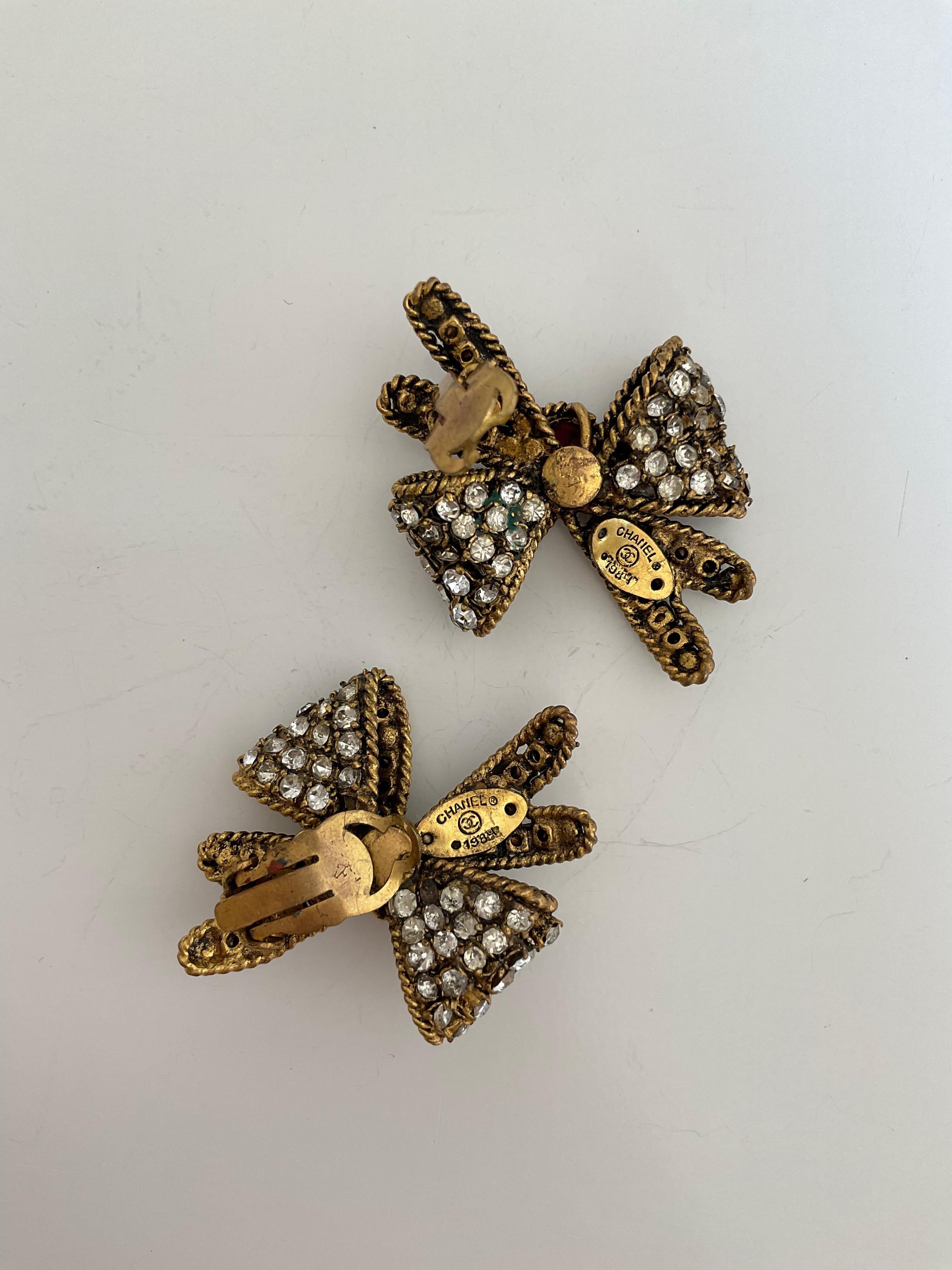 Boucles d'oreilles CHANEL Haute Couture 80's avec nœud en or en vente 1