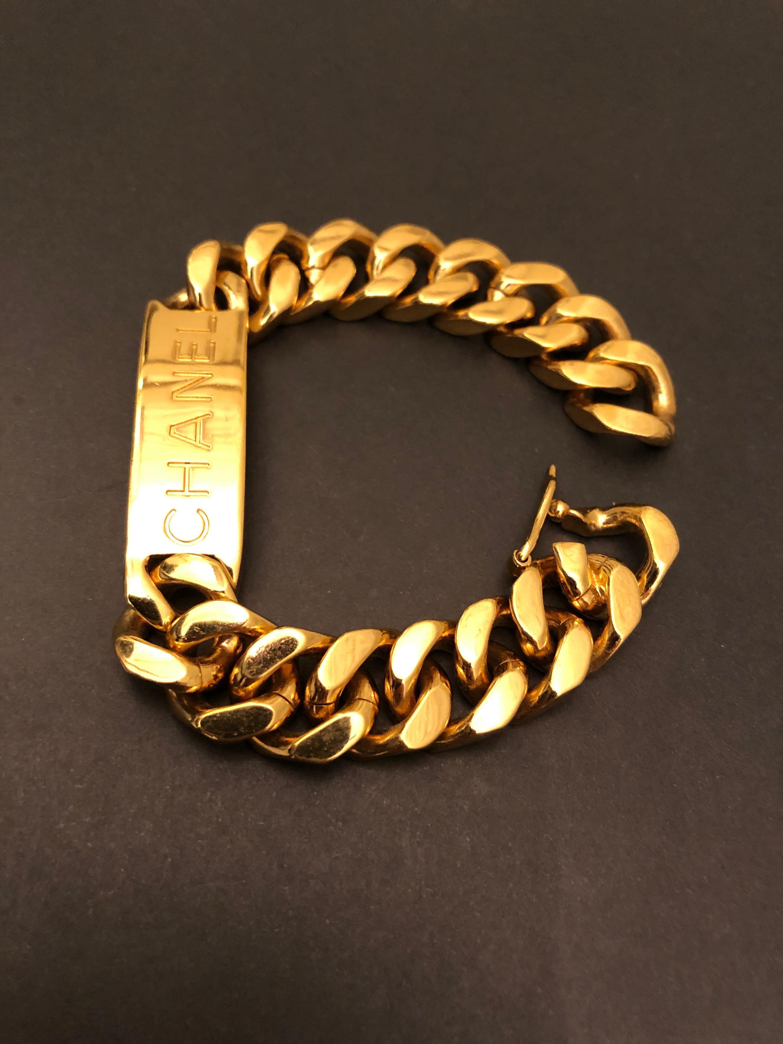 This vintage Chanel chain link bracelet is crafted of good toned metal. Hook fastening. Stamped CHANEL 96P made in France. Inner circumference measures approximately 19.5 cm. Comes with box.

Condition: Excellent vintage condition with minimal signs